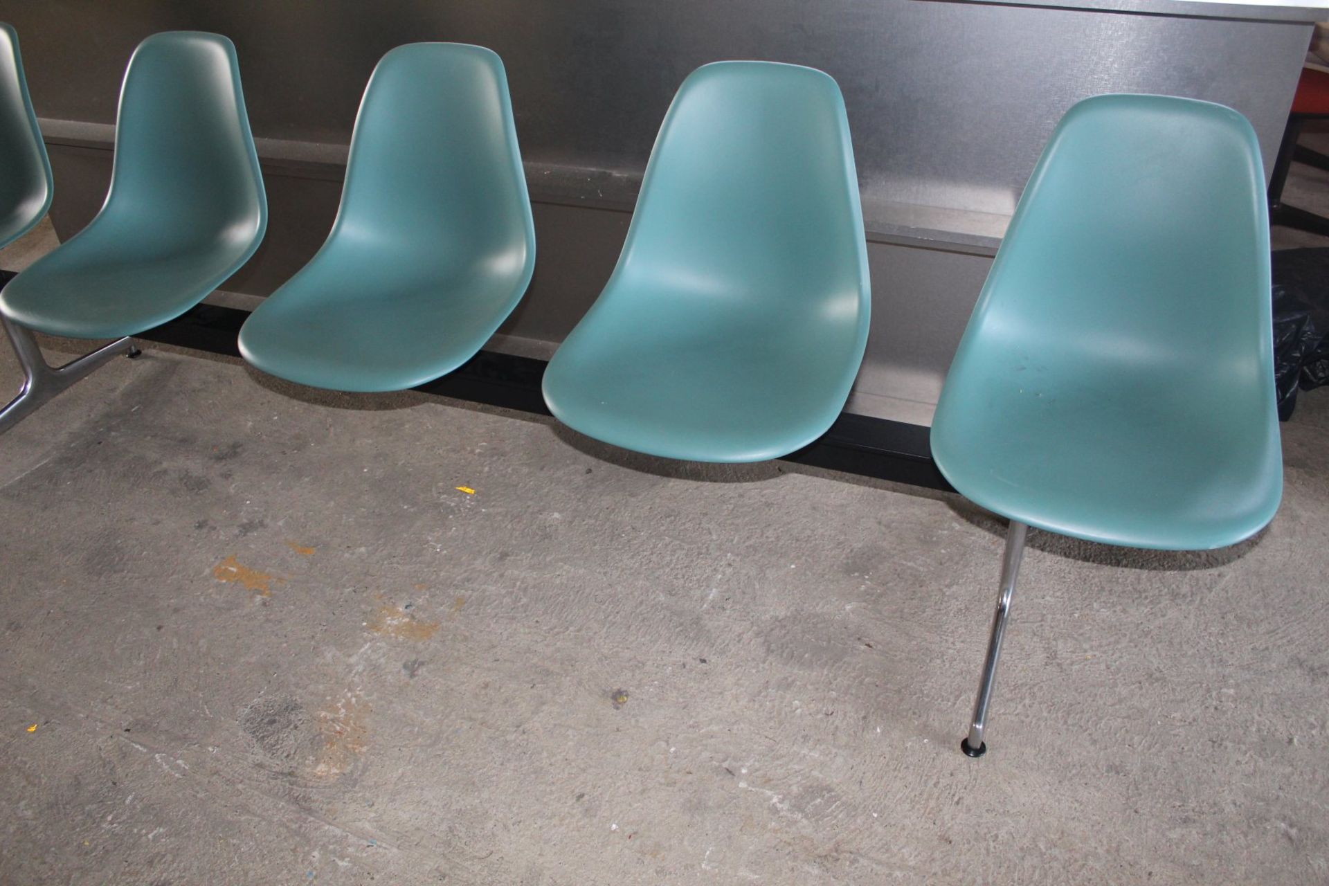 Eames, Charles-Fünfer-Sitzbank 'Tandem Seating', 1963 H. 83 x 280 x 565 cm. Vitra Design, Weil am - Image 3 of 6