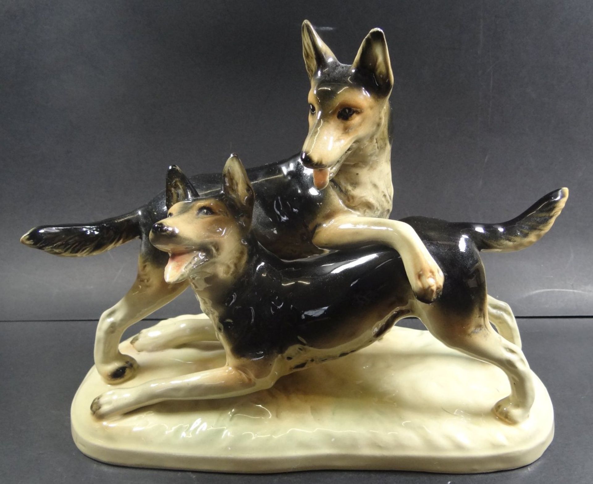 Paar spielende Schäferhunde, bemalt, H-20 cm, L-23 c