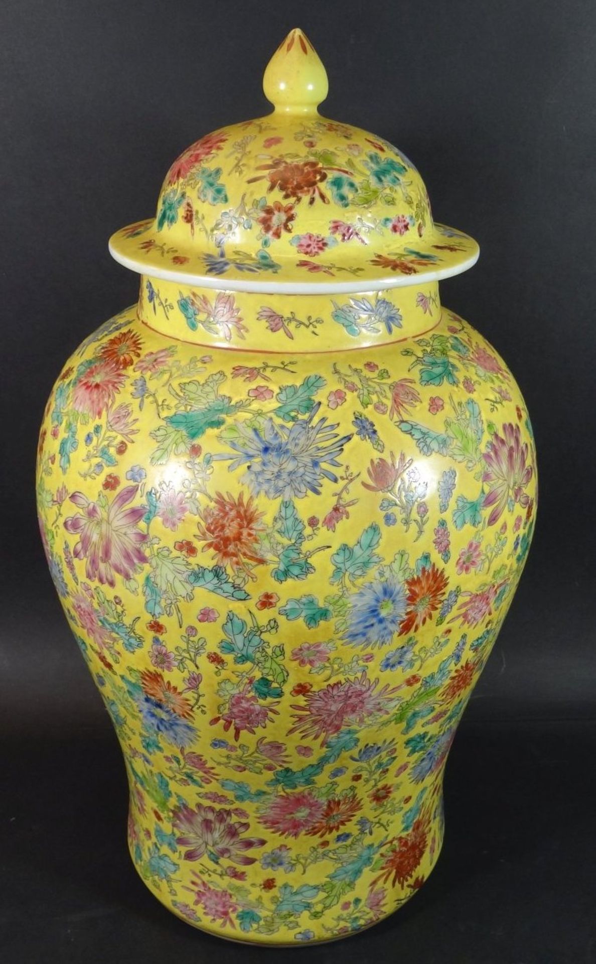 Paar hohe chinesische Deckelvasen, Blumen auf gelben Fond, wohl um 1900?, H-48 cm, D-26 cm - Bild 2 aus 9