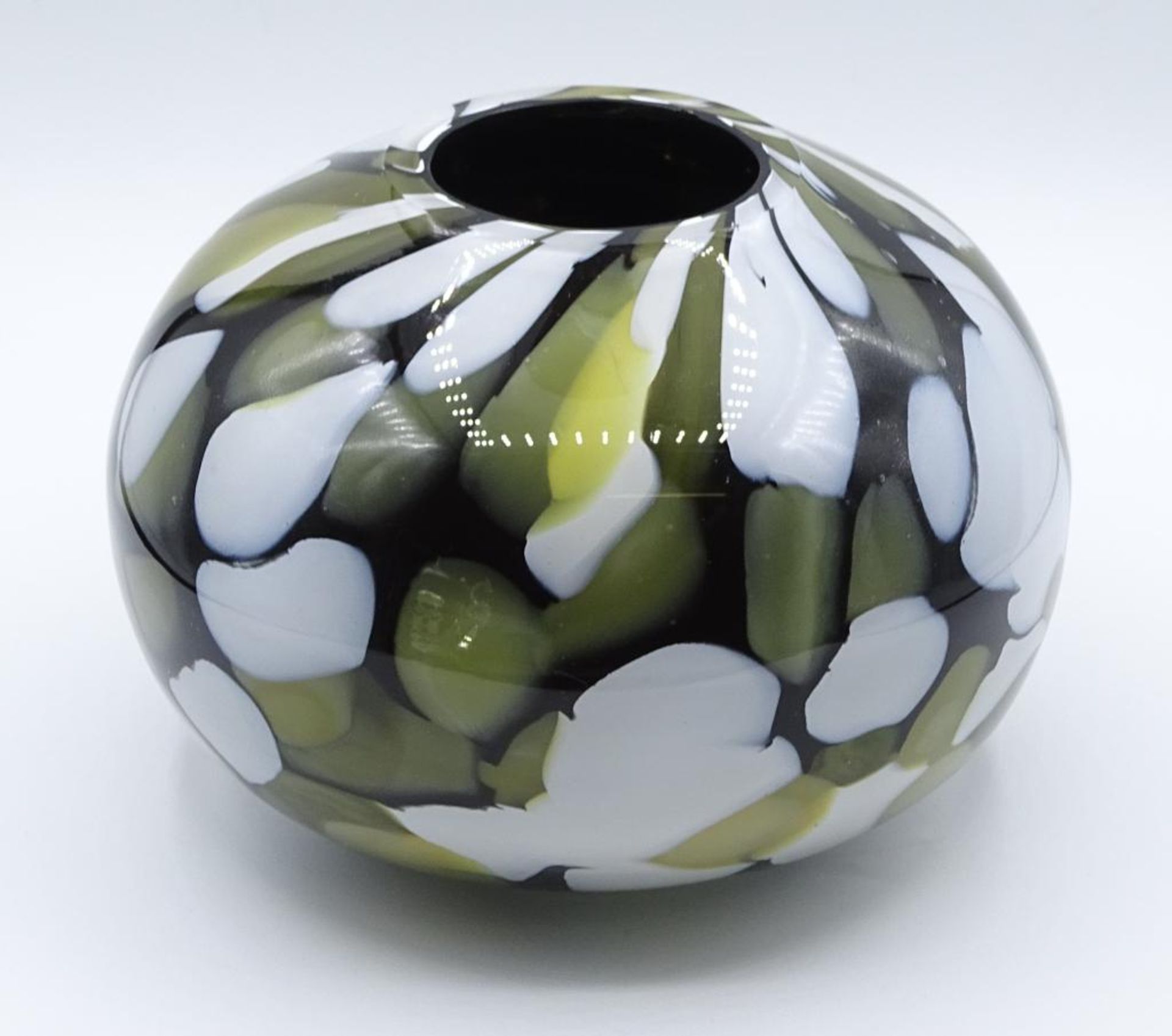 Kunstglas Vase, grün/weiss,H- 11,5cm,d-16c - Bild 2 aus 3