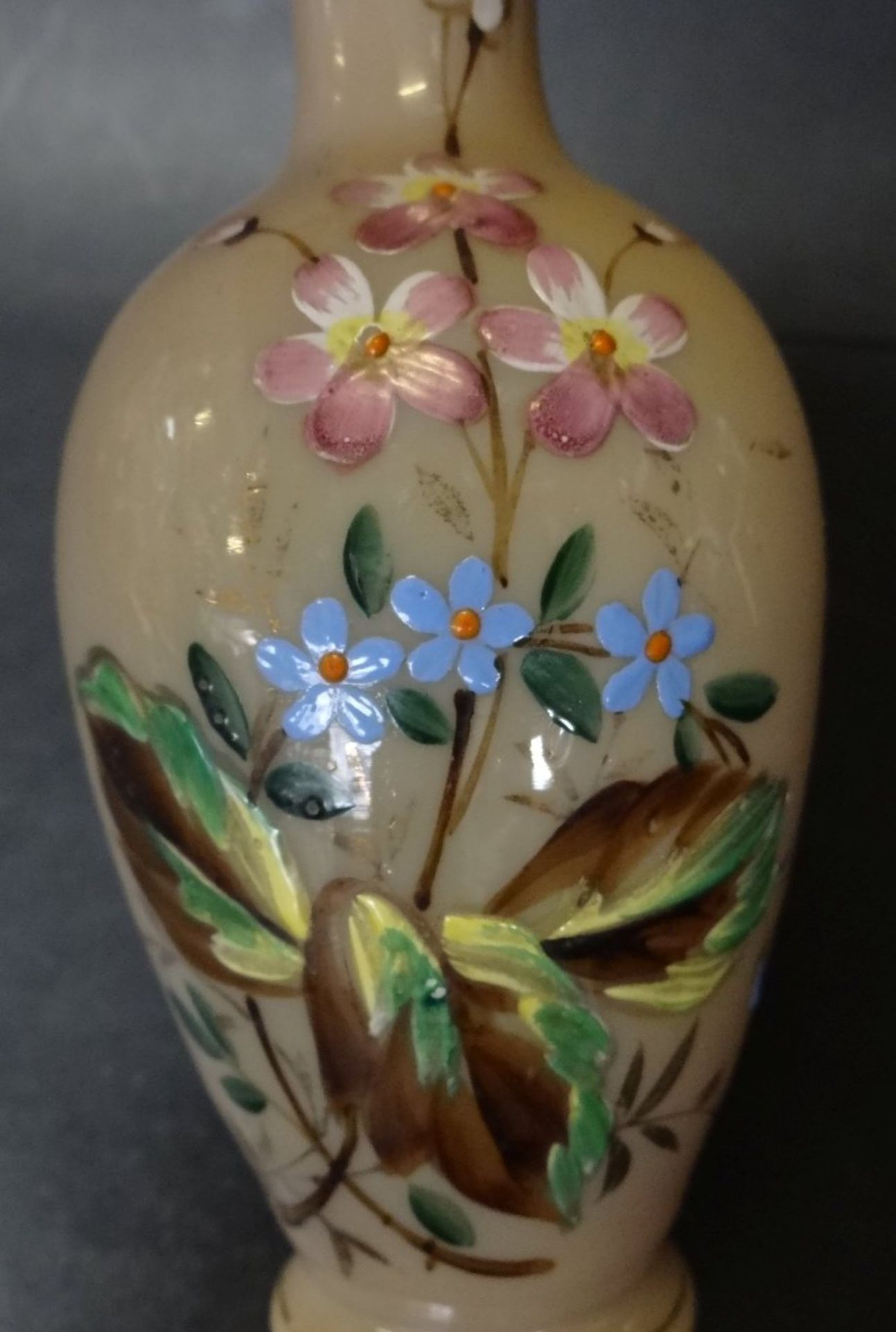 Biedermeier-Vase mit Emaille-Blumenmalerei, H-16 cm - Bild 3 aus 4