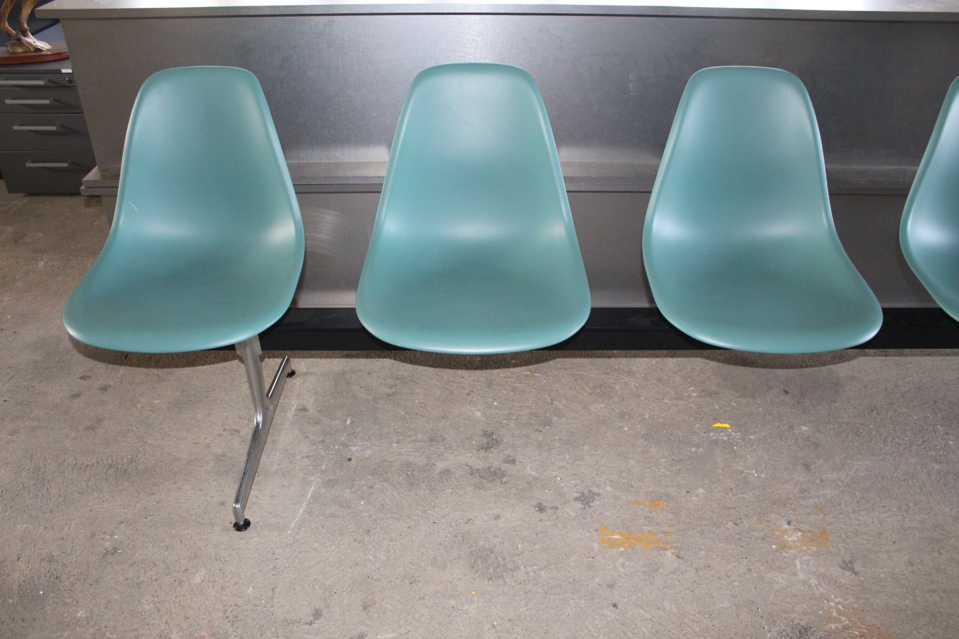 Eames, Charles-Fünfer-Sitzbank 'Tandem Seating', 1963 H. 83 x 280 x 565 cm. Vitra Design, Weil am - Image 2 of 6