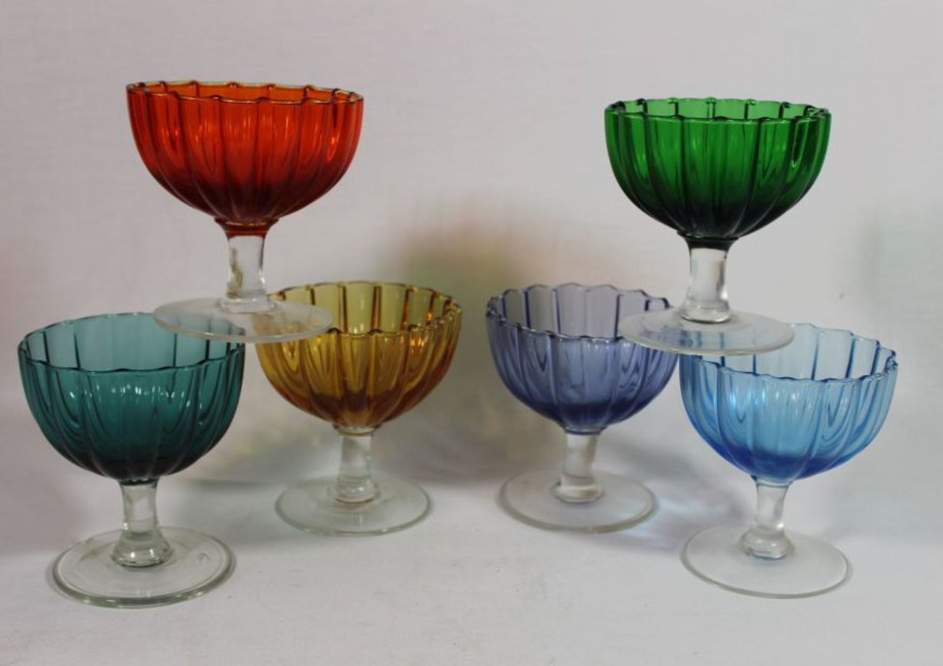 6x Buntglas-Eisschalen auf Stand, wohl 60/70er Jahre, je H-10cm D-9cm.