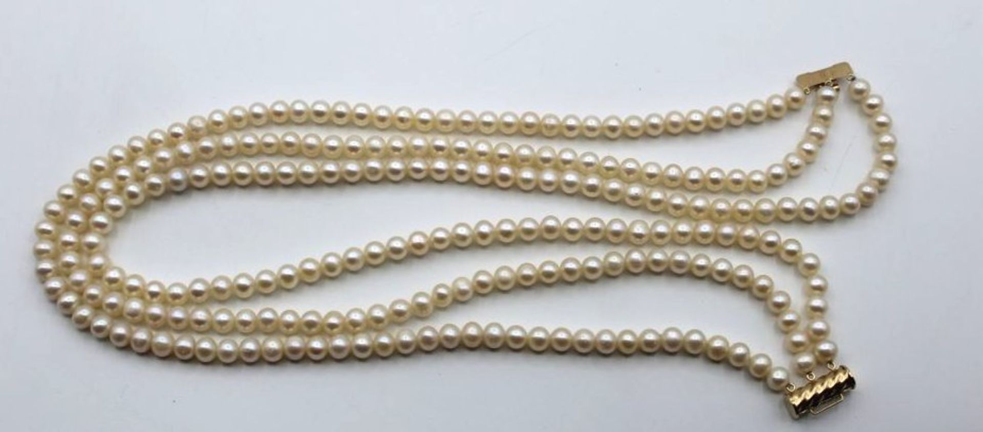 3reihiges Perlencollier, 14ct Goldschliesse, ca. L-42cm.