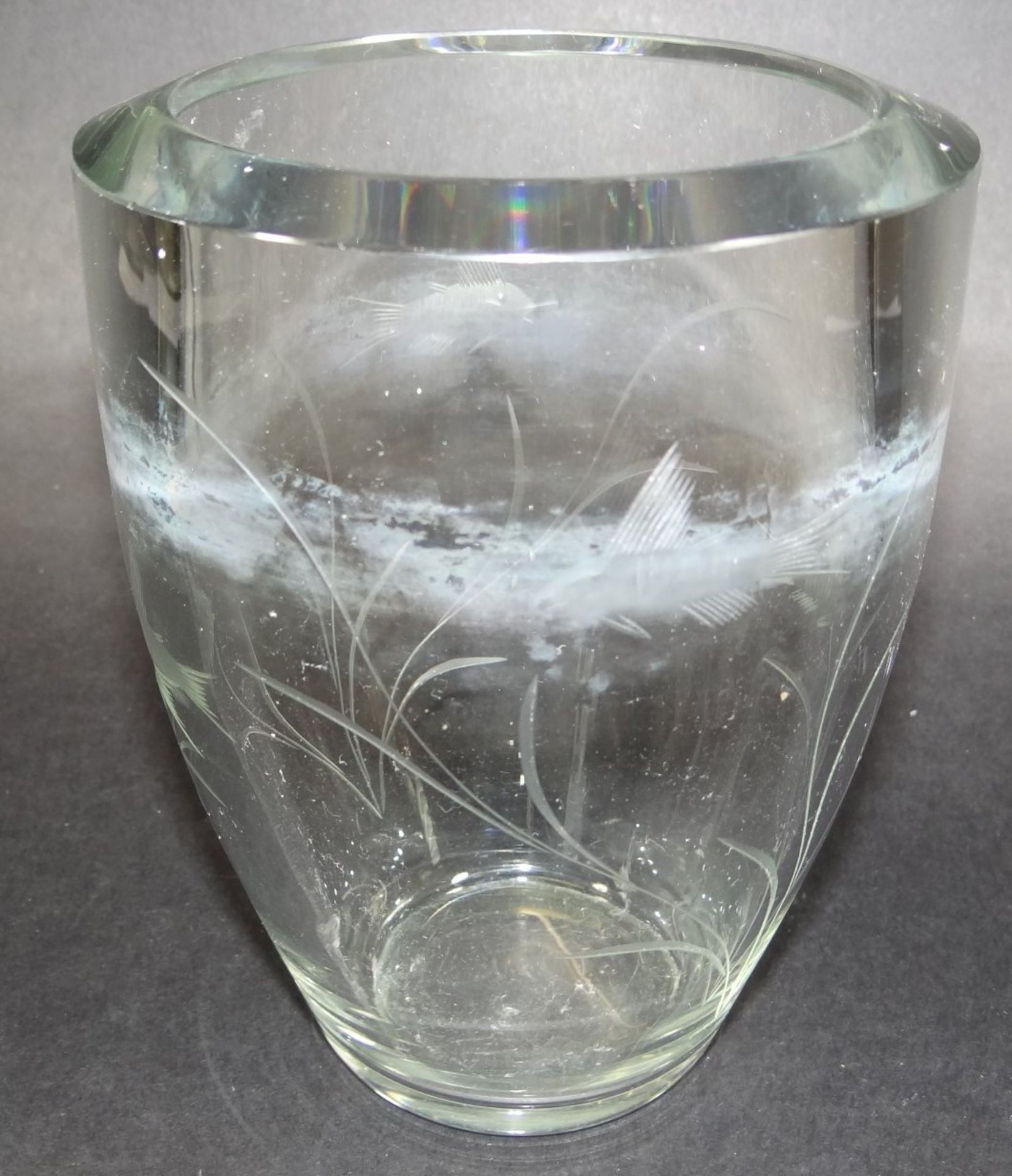 Kristallvase, dickes Glas, beschliffen mit Fischen, wohl Skandinavien, H-17 cm, D-14 cm, - Bild 8 aus 8