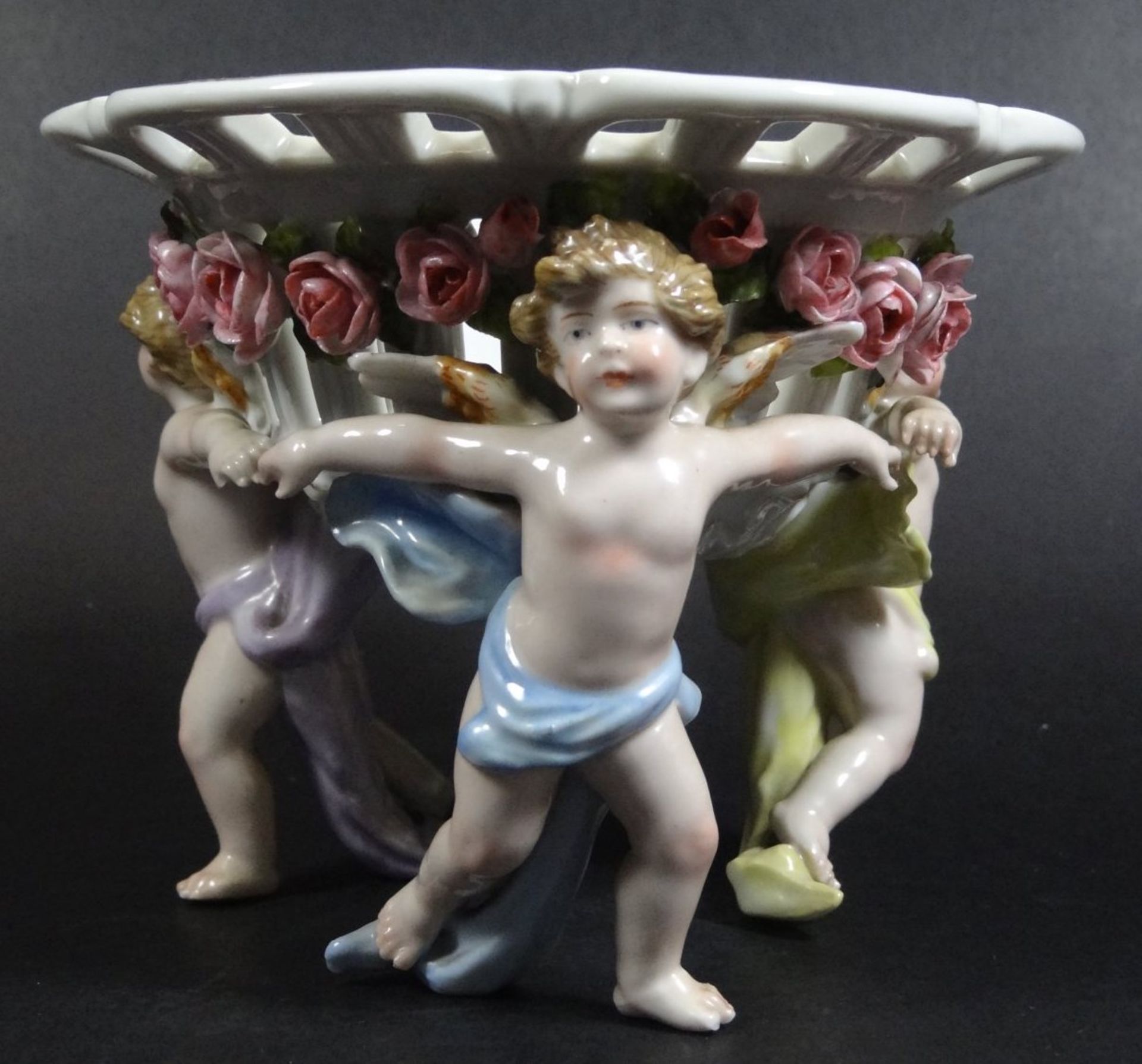 Tafelaufsatz, getragen von 3 Putti "Plaue", mehrfach leicht bestossen, H-11 cm, D-14 cm