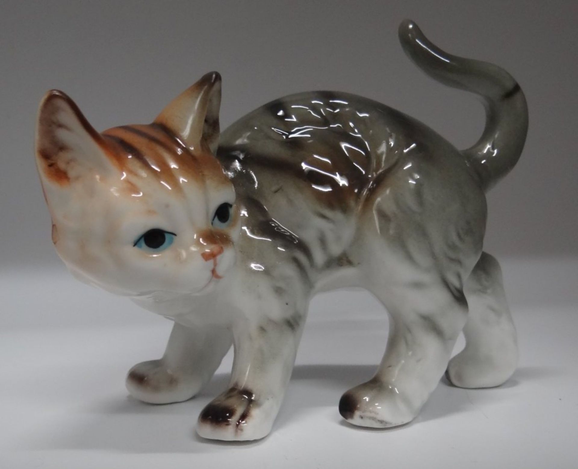 stehende Katze, bemalt, H-9 cm. L-13 cm