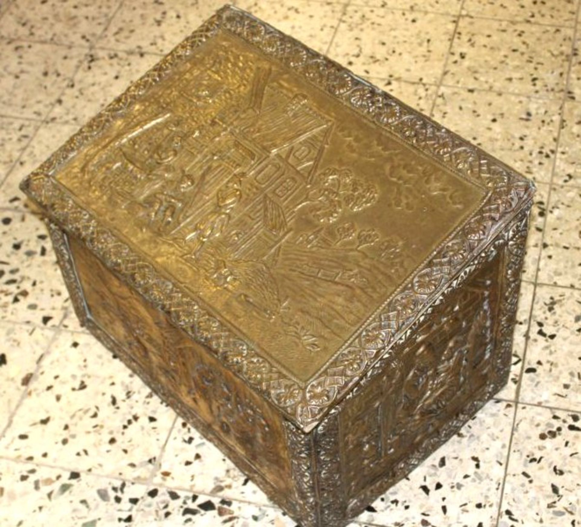 Kasten für Anfachholz / coal box, Messing über Holz, 1. H. 20. Jhd., England, H-35cm B-49cm T-34cm - Bild 4 aus 5