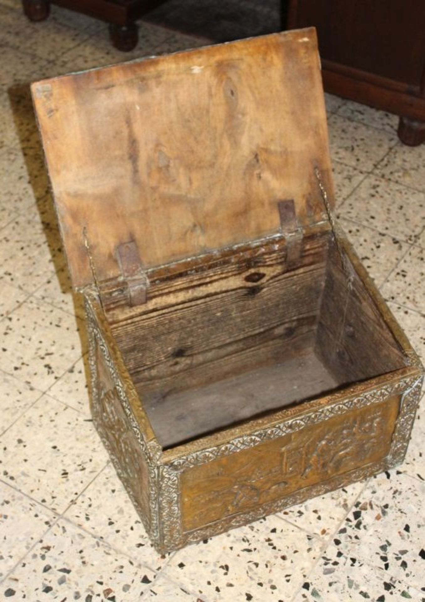 Kasten für Anfachholz / coal box, Messing über Holz, 1. H. 20. Jhd., England, H-35cm B-49cm T-34cm - Image 5 of 5