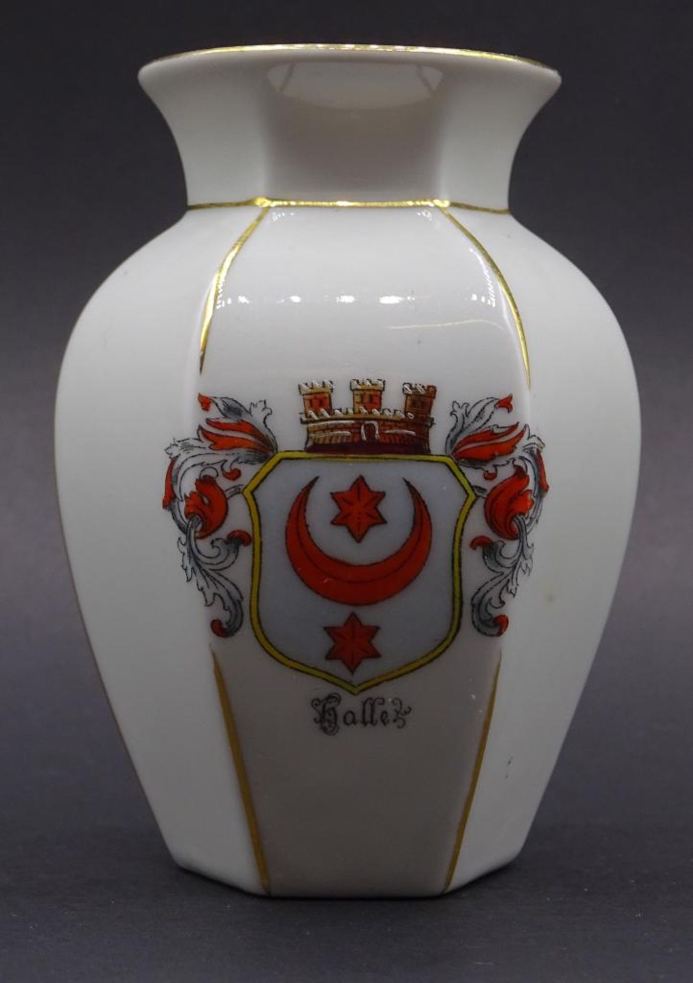 kl.Vase mit Wappen von Halle,Goldbemalung,H-10cm