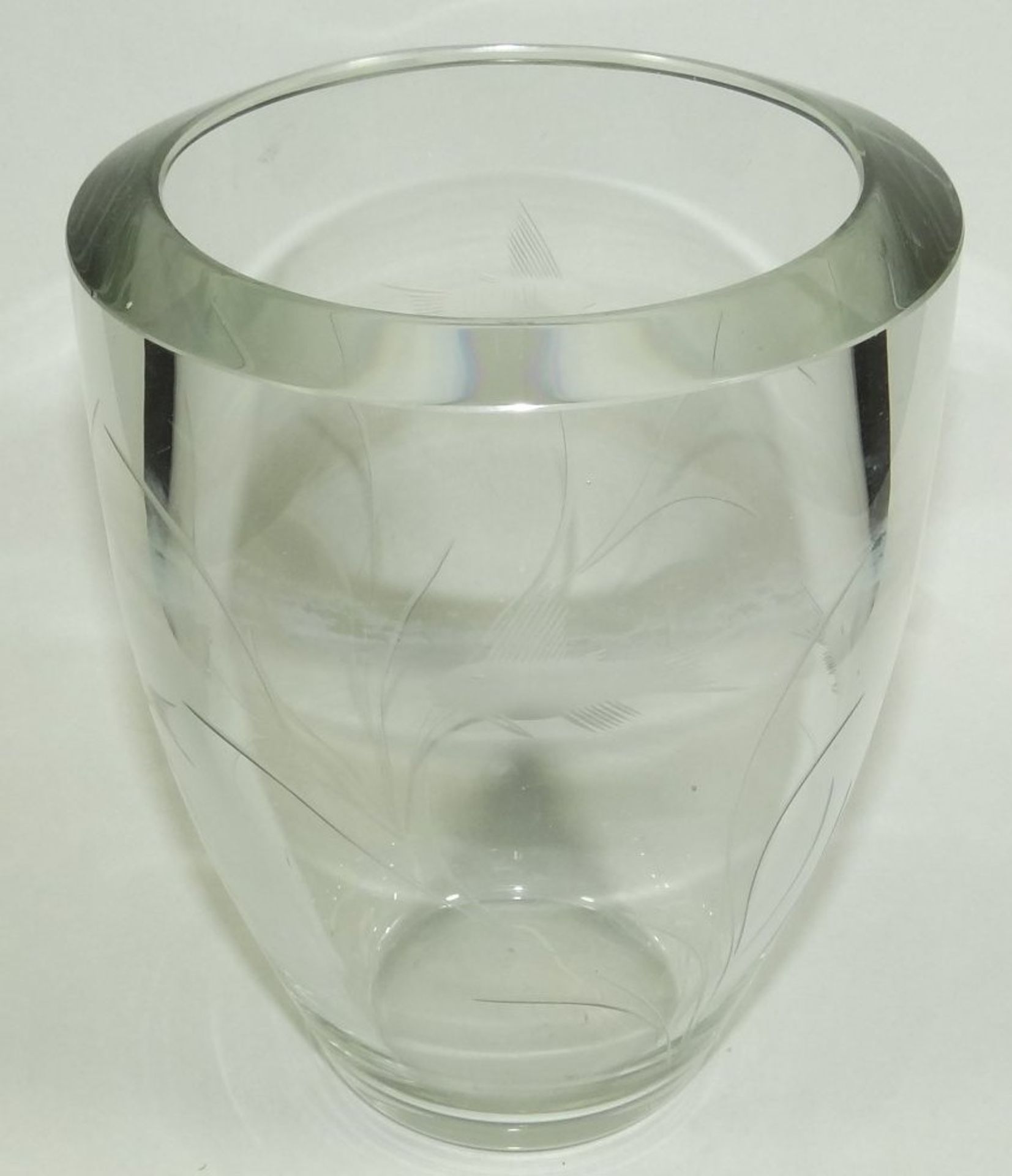 Kristallvase, dickes Glas, beschliffen mit Fischen, wohl Skandinavien, H-17 cm, D-14 cm, - Bild 2 aus 8