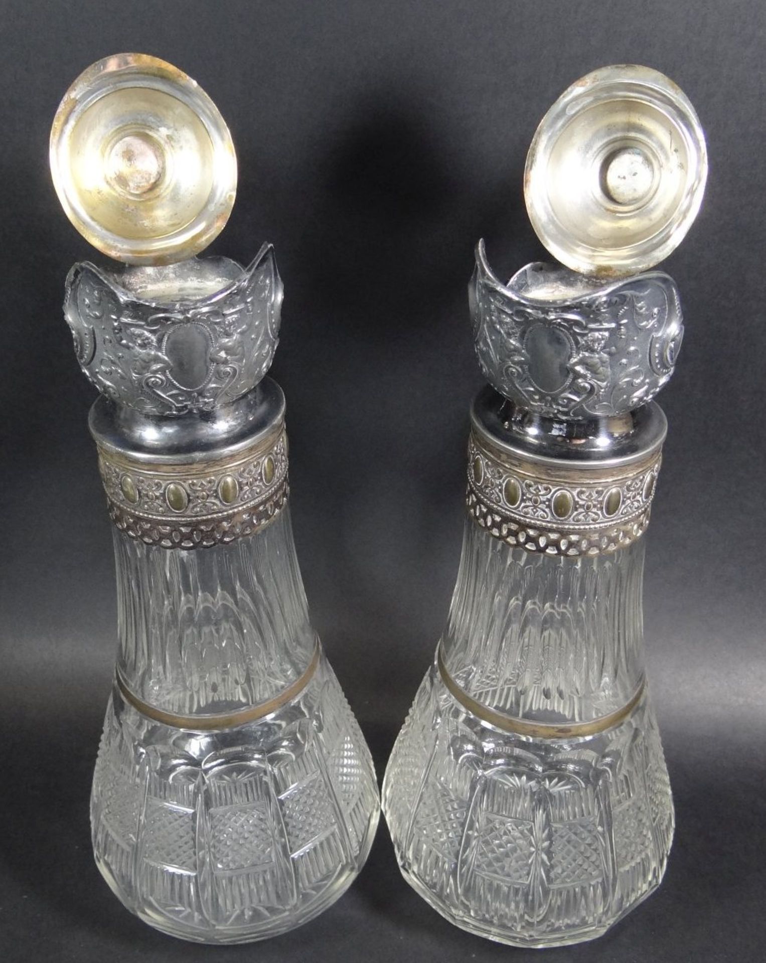 Paar hohe Gründerzeit-Kristall-Weinkrüge mit Metallmontur um 1870, gut erhalten, H-34 - Bild 4 aus 9