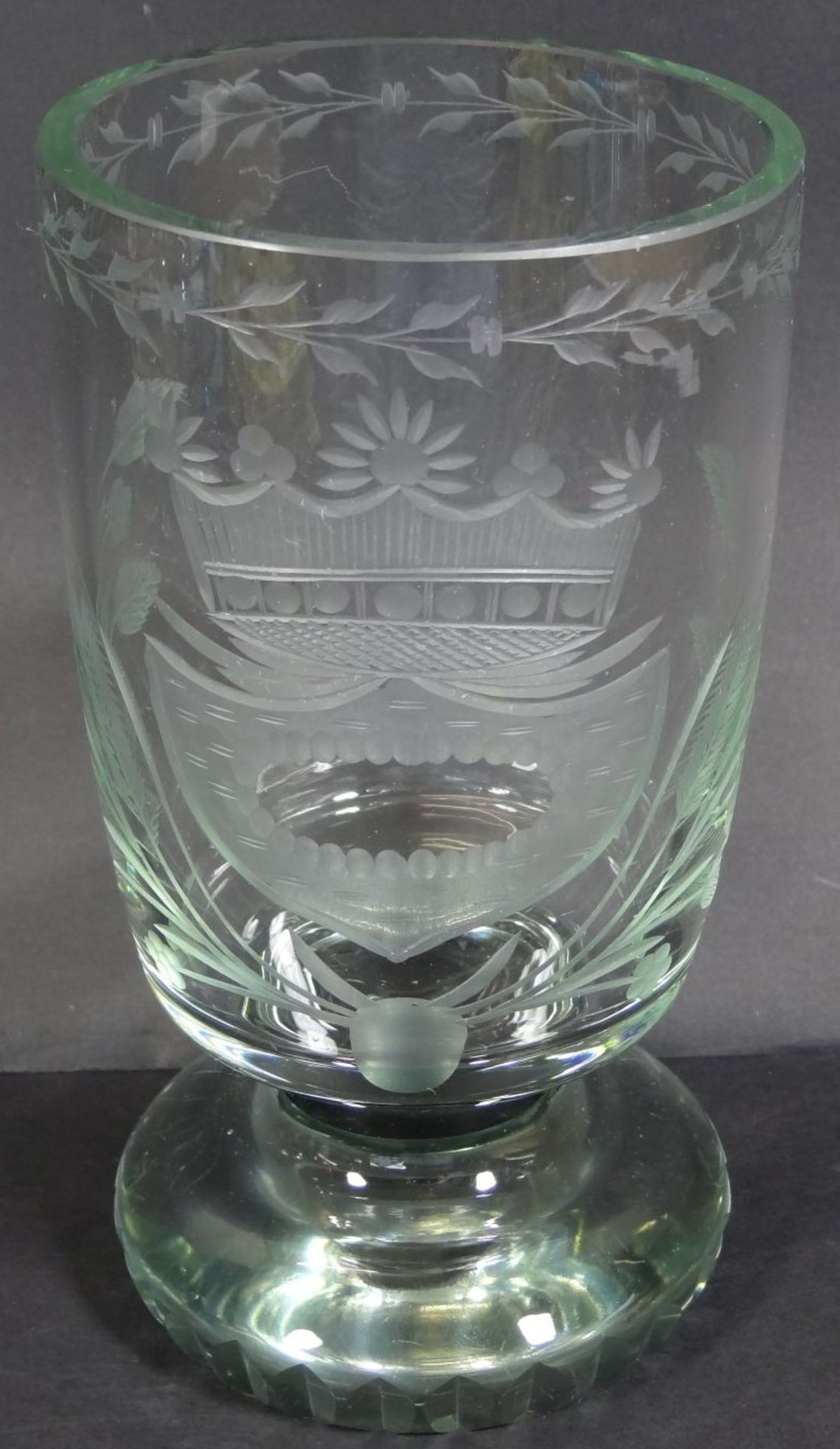 grosser Fusspokal grünliches Glas mit Schliff, H-18 cm, D-10 c