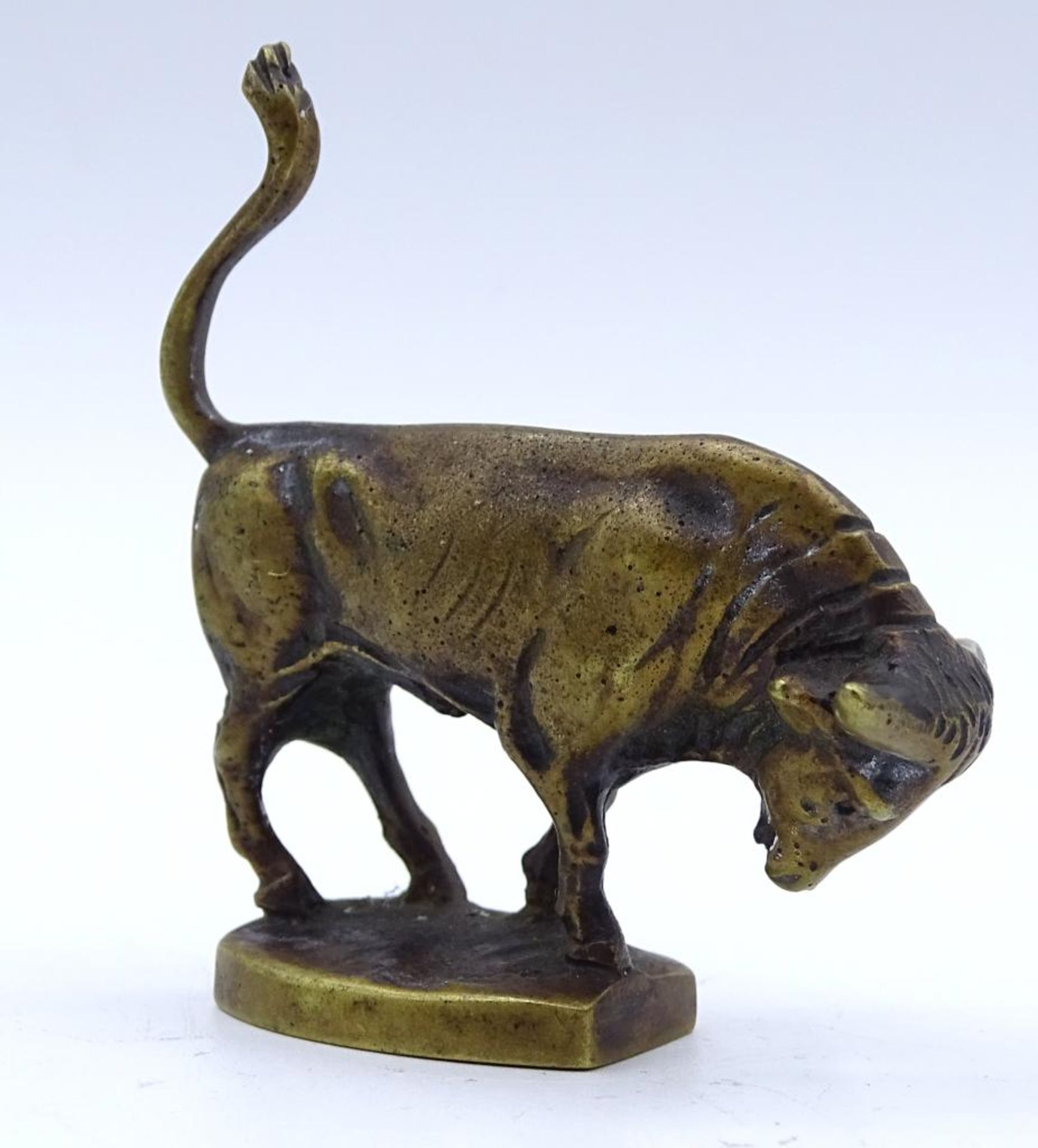 Kleiner Bronze Stier auf Stand,H-3,8cm, - Bild 2 aus 4
