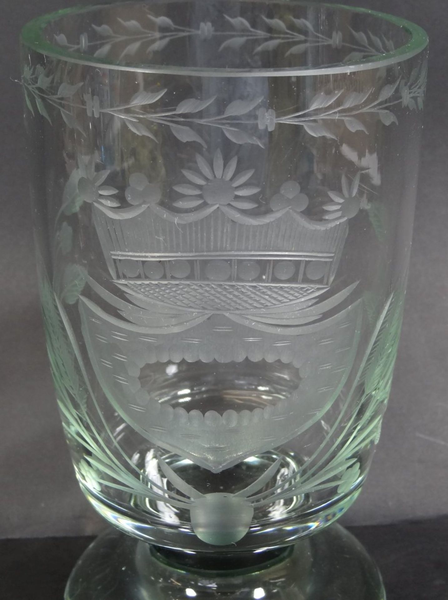 grosser Fusspokal grünliches Glas mit Schliff, H-18 cm, D-10 c - Bild 2 aus 5