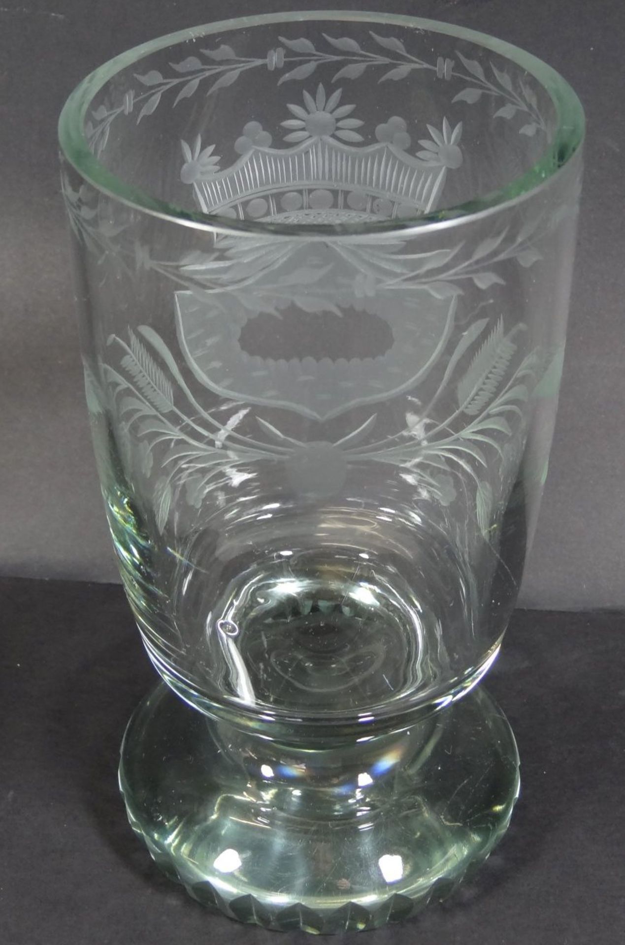 grosser Fusspokal grünliches Glas mit Schliff, H-18 cm, D-10 c - Bild 3 aus 5