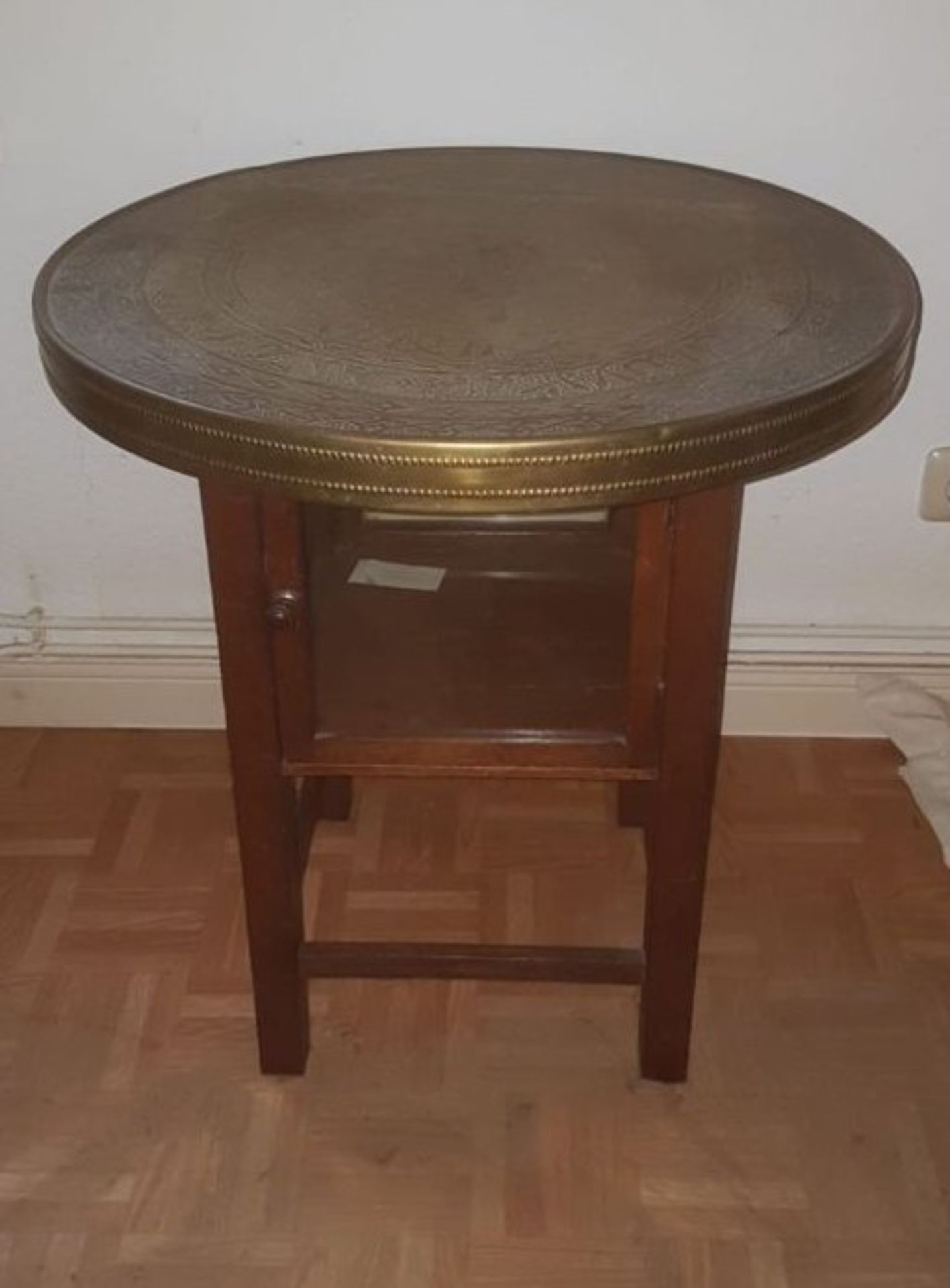 runder Rauchtisch, reliefierte Messingplatte, älter, H-63cm D-59cm. - Bild 2 aus 4