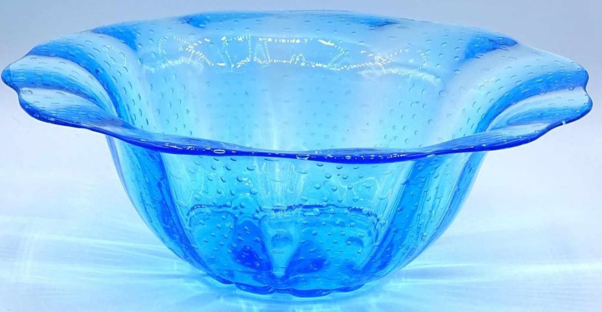 grosse Kristallschale, blau getönt, mit Luftbläschen, H-11 cm, D-31 cm, Handarbe