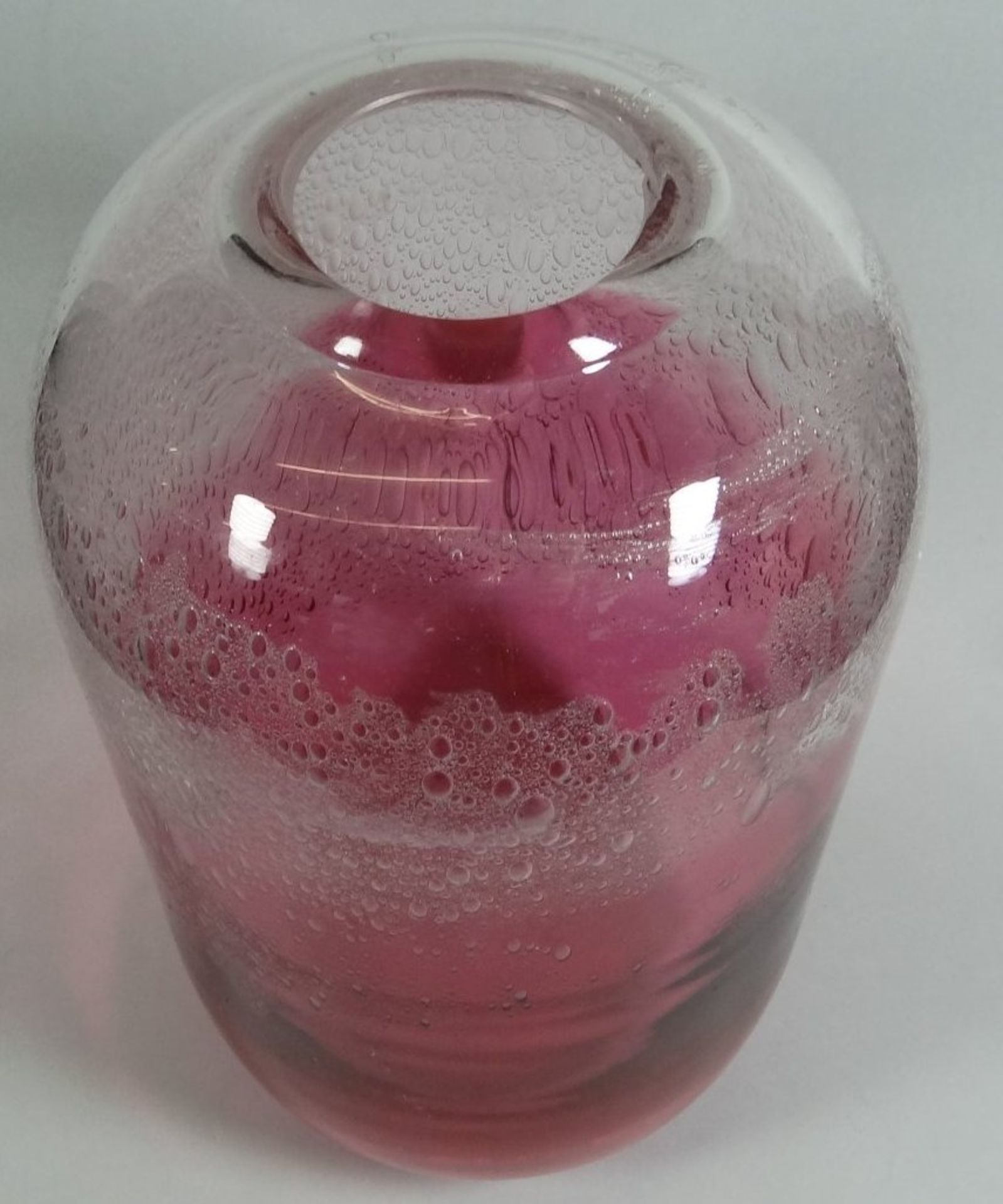 grosse Kunstglasvase mit Luftblasen, rot/klar, H-24 cm, Innenrand kleiner Chip - Bild 2 aus 6