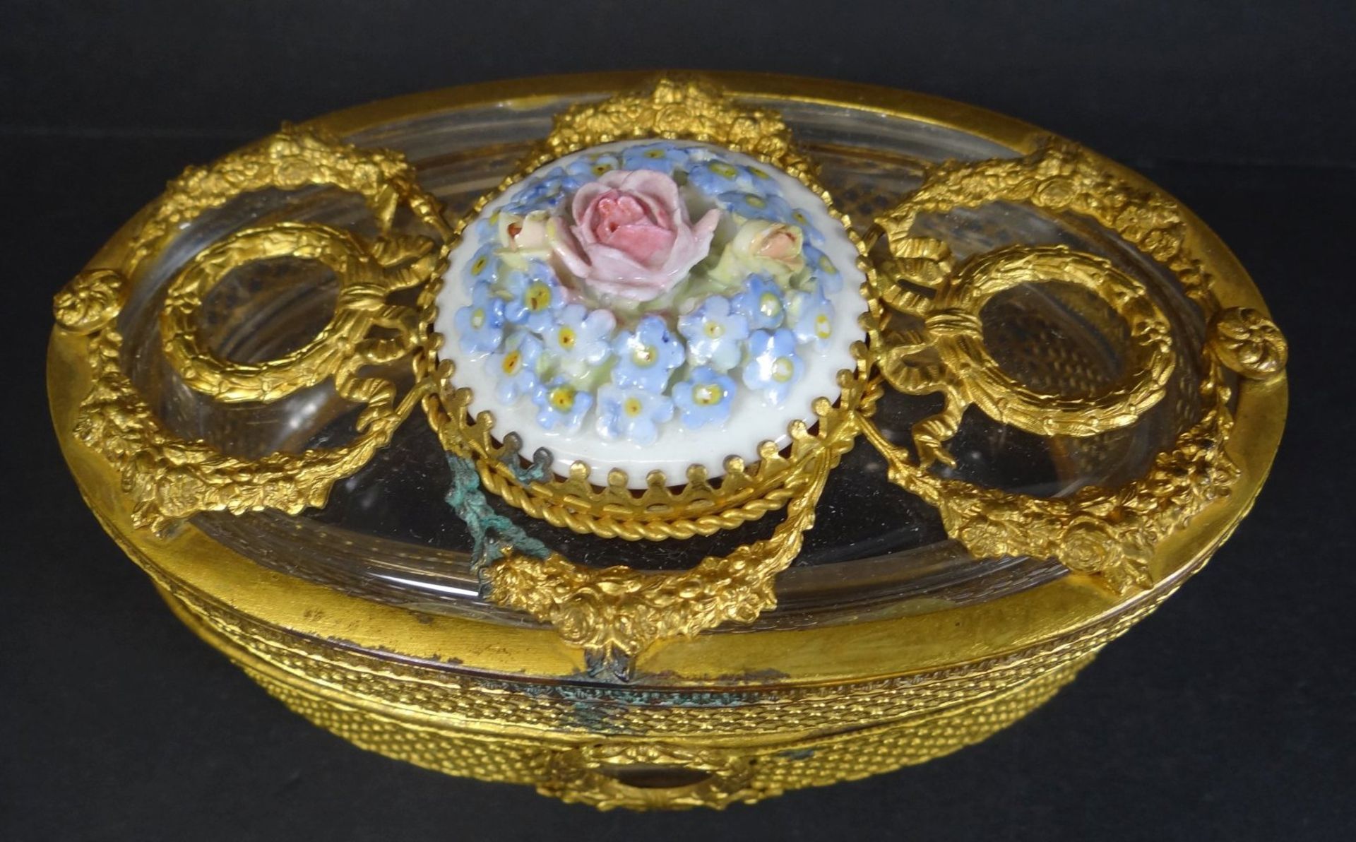 Feuervergoldete Bronze-Deckeldose mit Glaseinsatz, Deckel mit Porzellanblüten, H-5 cm, 7x12 cm,