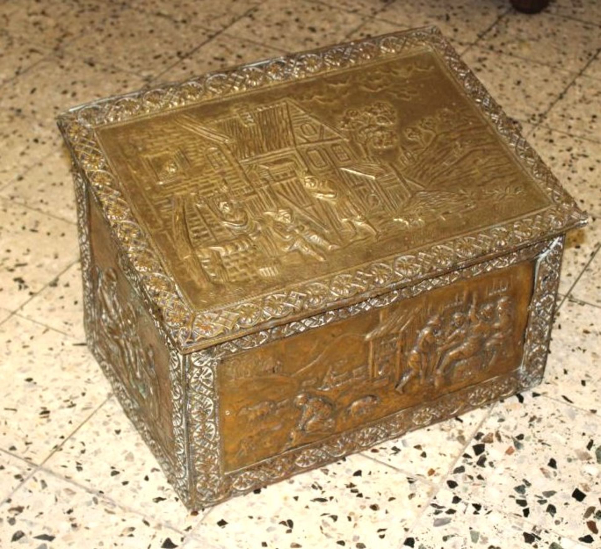 Kasten für Anfachholz / coal box, Messing über Holz, 1. H. 20. Jhd., England, H-35cm B-49cm T-34cm