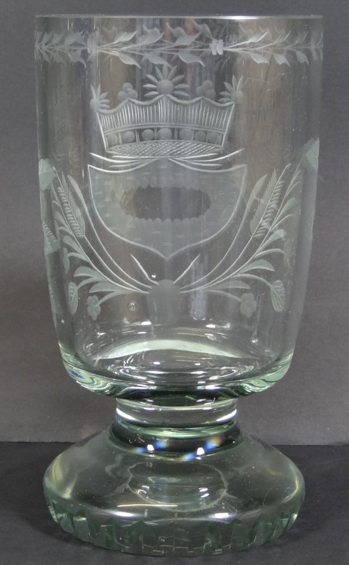 grosser Fusspokal grünliches Glas mit Schliff, H-18 cm, D-10 c - Bild 4 aus 5
