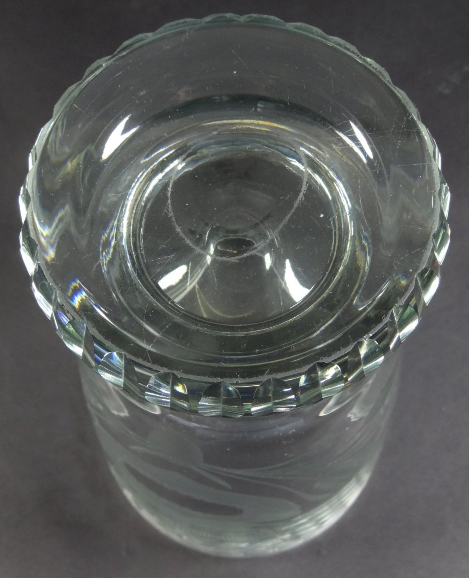 grosser Fusspokal grünliches Glas mit Schliff, H-18 cm, D-10 c - Bild 5 aus 5