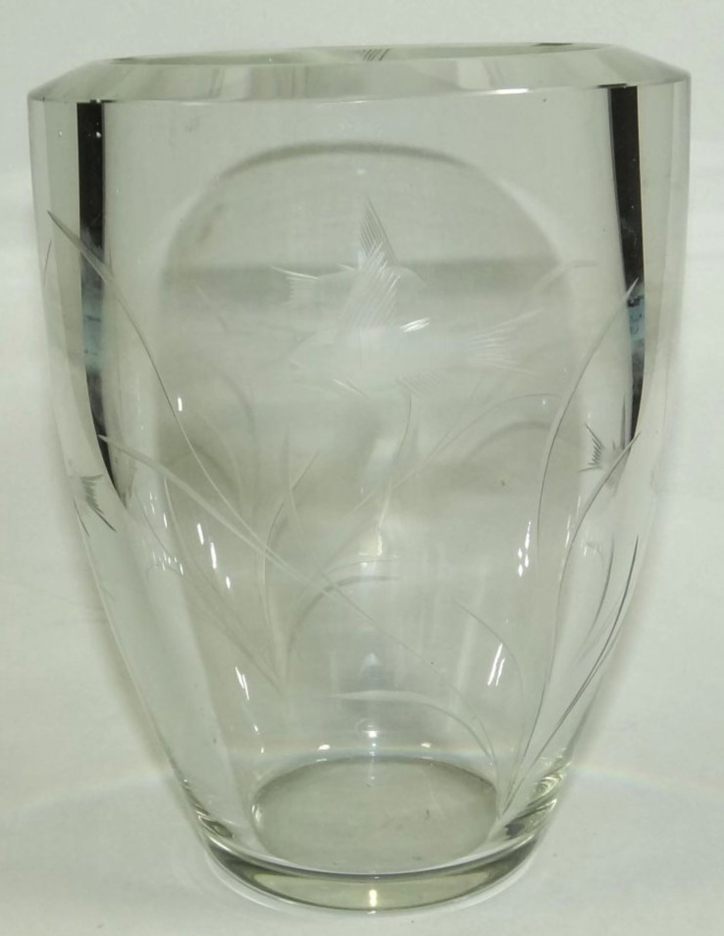 Kristallvase, dickes Glas, beschliffen mit Fischen, wohl Skandinavien, H-17 cm, D-14 cm,