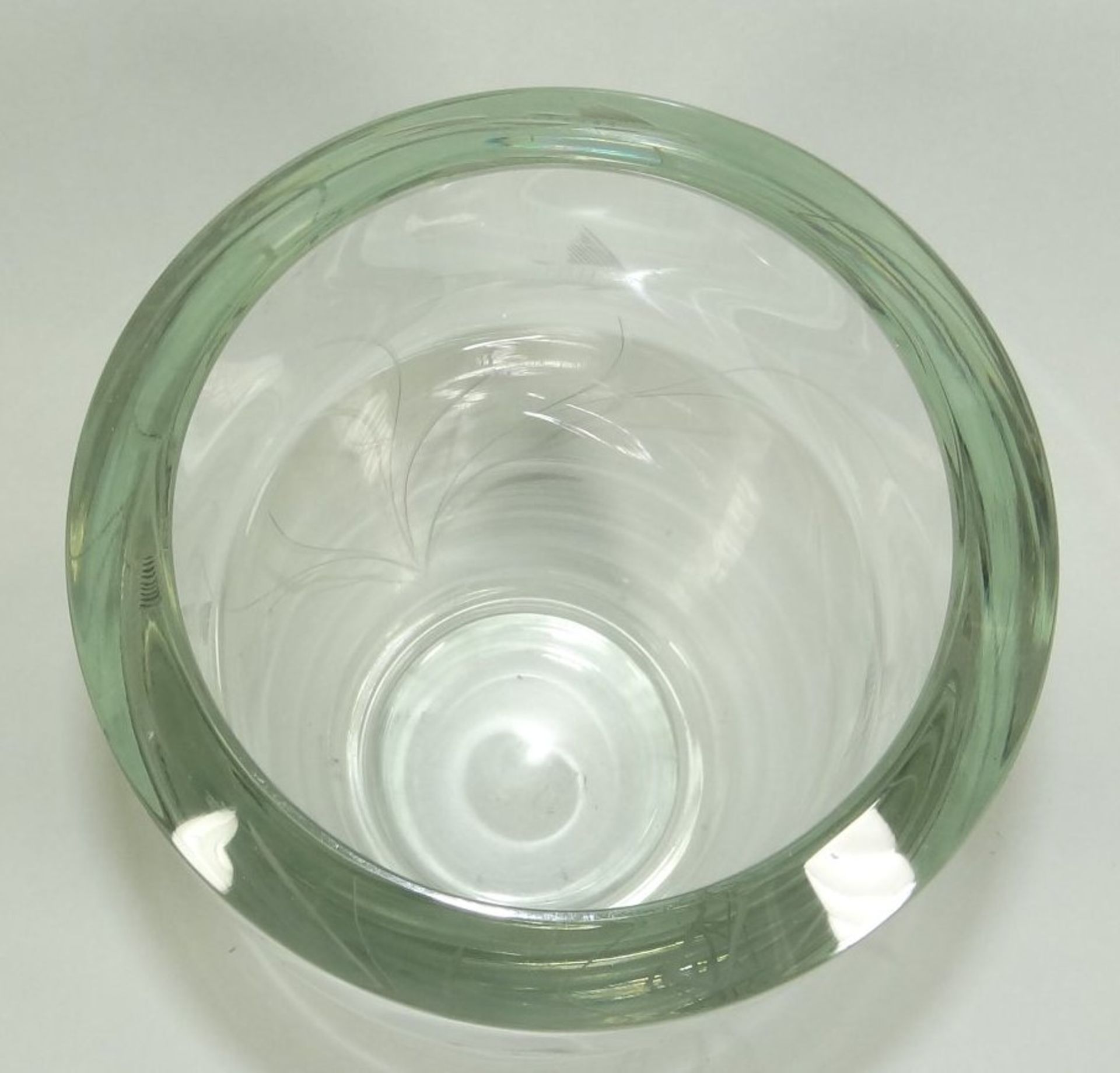 Kristallvase, dickes Glas, beschliffen mit Fischen, wohl Skandinavien, H-17 cm, D-14 cm, - Bild 5 aus 8