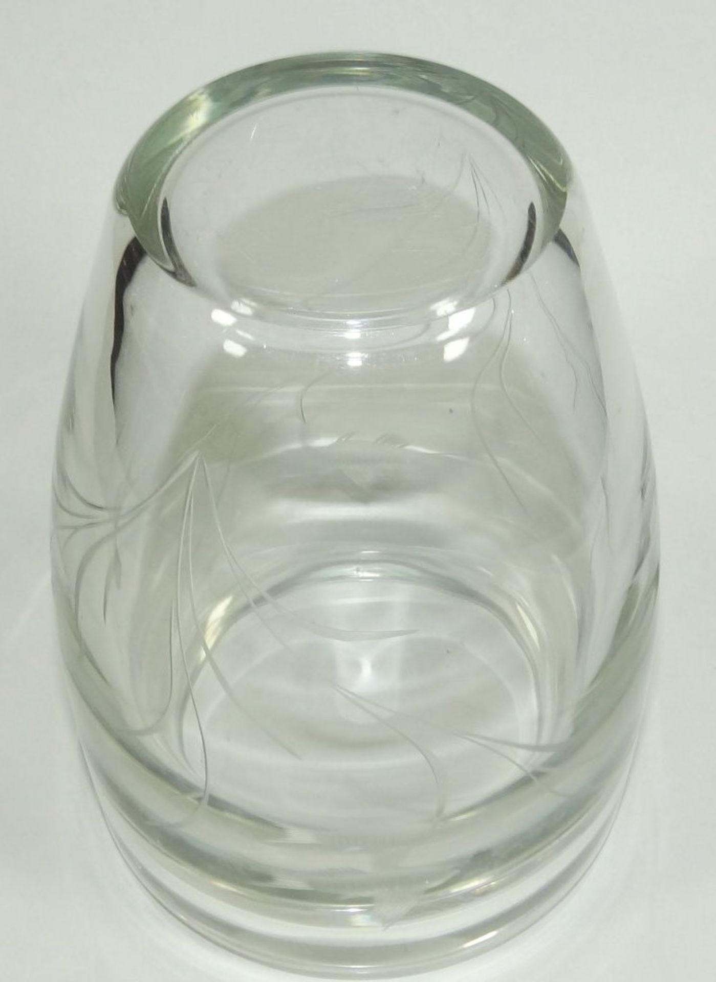 Kristallvase, dickes Glas, beschliffen mit Fischen, wohl Skandinavien, H-17 cm, D-14 cm, - Bild 6 aus 8
