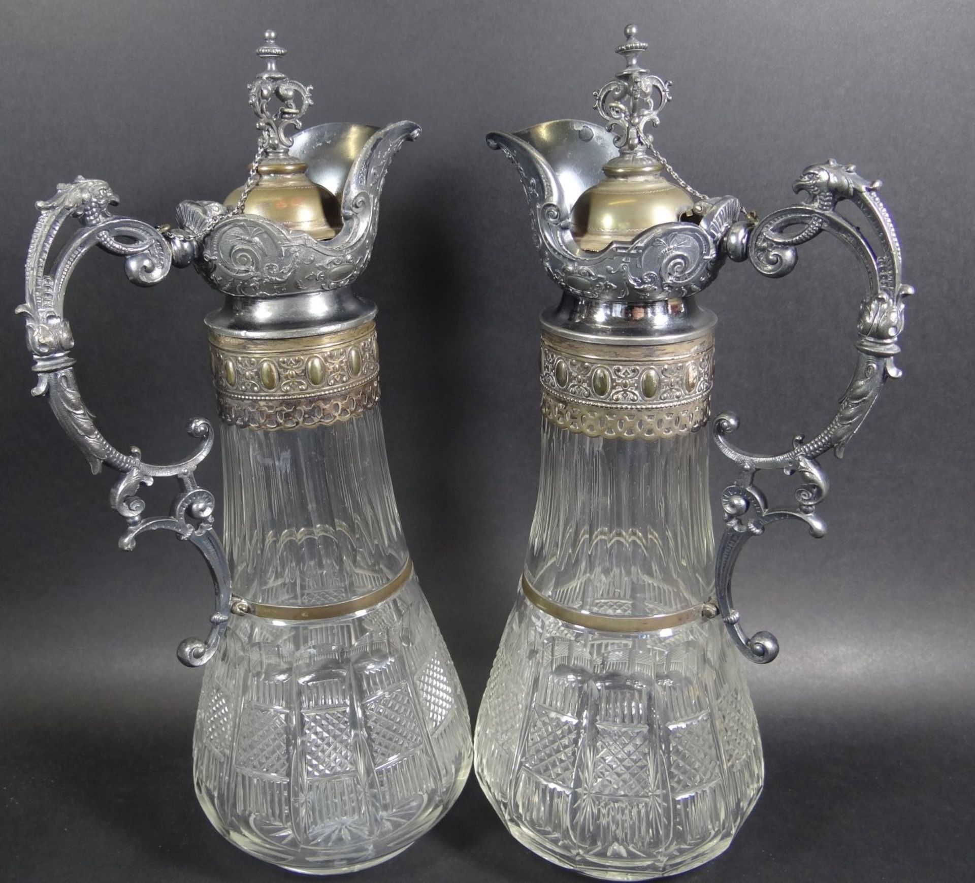 Paar hohe Gründerzeit-Kristall-Weinkrüge mit Metallmontur um 1870, gut erhalten, H-34 - Bild 2 aus 9