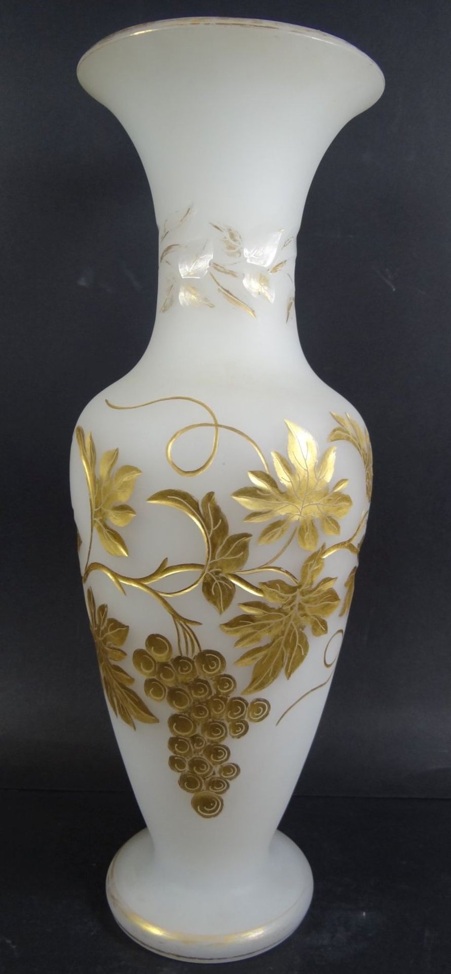 hohe Biedermeier-Vase, Überfangglas mit geschnittenen Weintrauben, Goldstaffage, Rand berieben, H-35