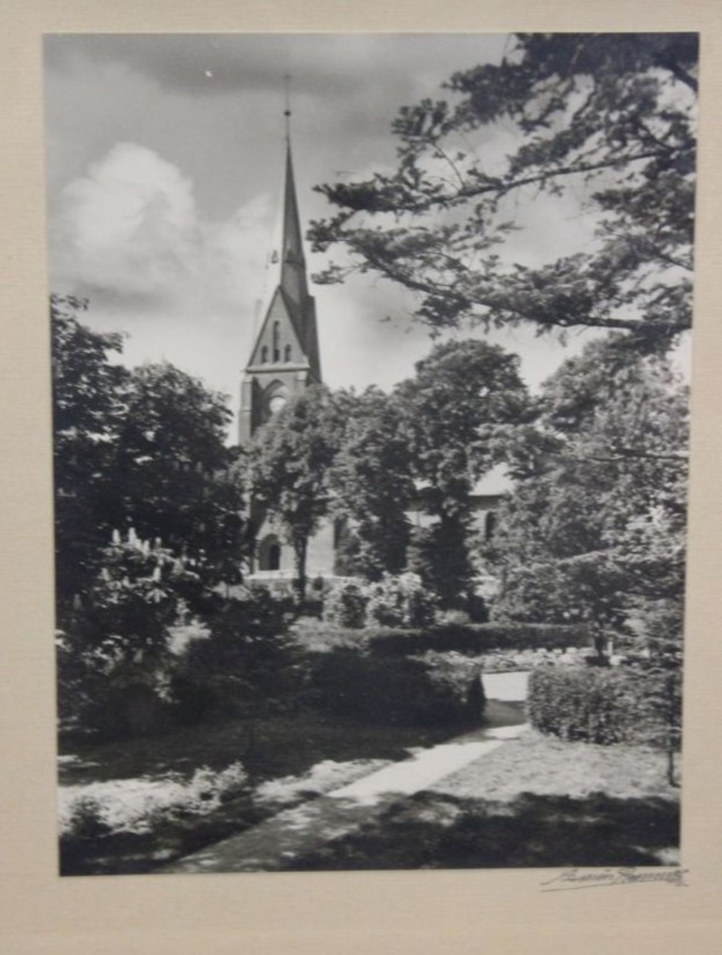 *signiertes Foto, Kirchenansicht, verso Widmung, ger./Glas, RG 33,5 x 25,5cm.