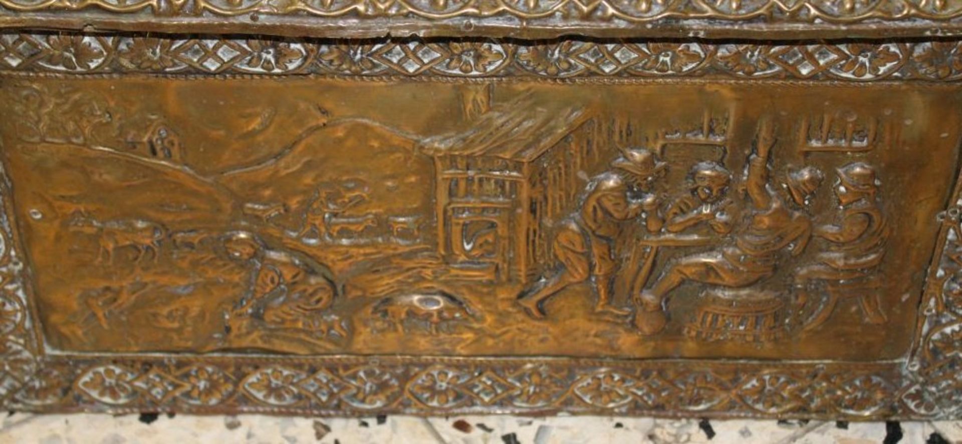 Kasten für Anfachholz / coal box, Messing über Holz, 1. H. 20. Jhd., England, H-35cm B-49cm T-34cm - Bild 3 aus 5