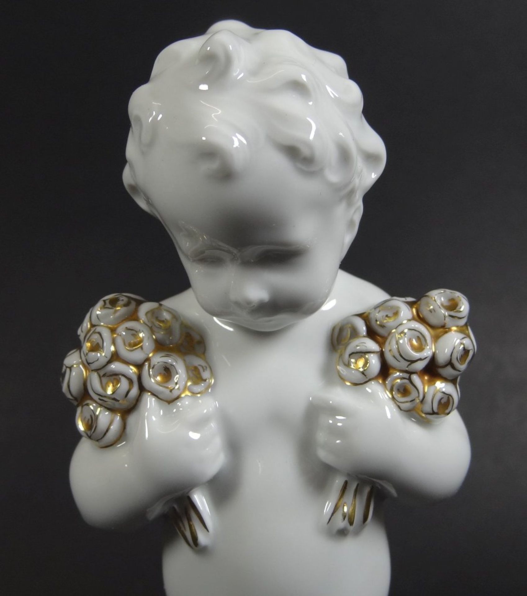 Putto mit Blumensträussen "Hutschenreuther" Löwwenmarke um 1925, weiss mit Gold, H-21 - Bild 6 aus 7