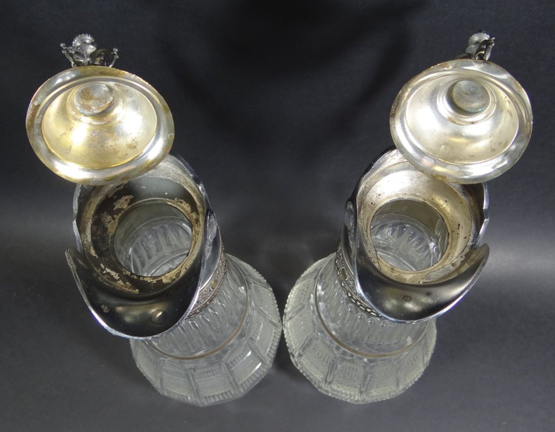 Paar hohe Gründerzeit-Kristall-Weinkrüge mit Metallmontur um 1870, gut erhalten, H-34 - Bild 5 aus 9