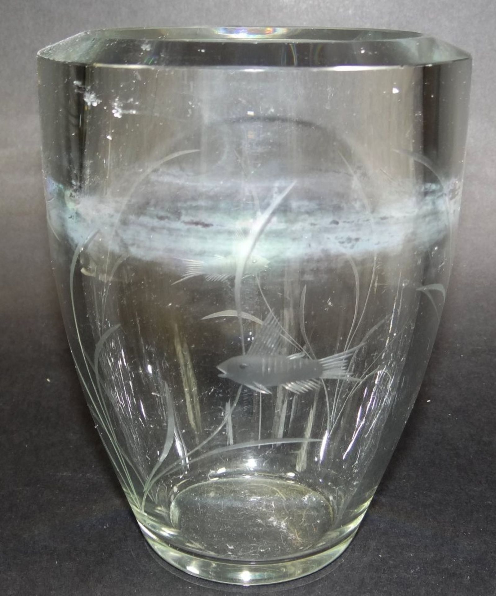 Kristallvase, dickes Glas, beschliffen mit Fischen, wohl Skandinavien, H-17 cm, D-14 cm, - Bild 7 aus 8