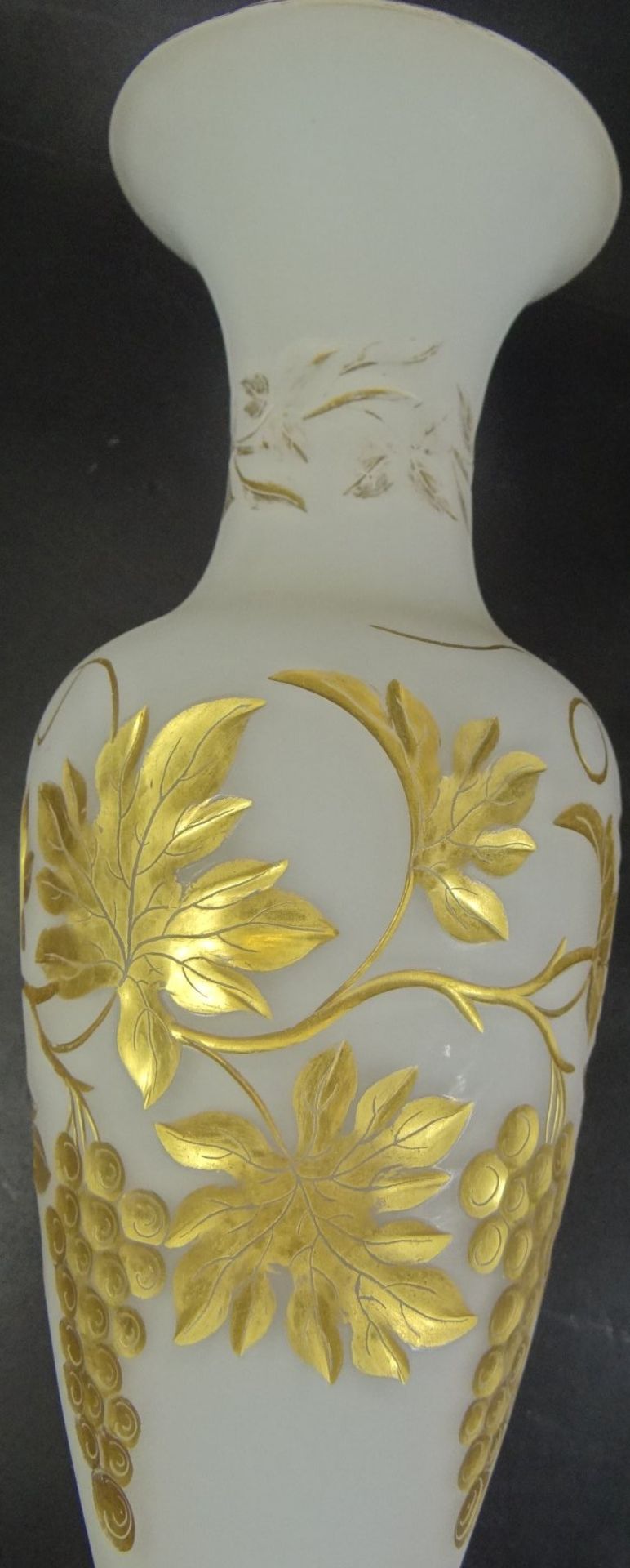 hohe Biedermeier-Vase, Überfangglas mit geschnittenen Weintrauben, Goldstaffage, Rand berieben, H-35 - Bild 5 aus 6