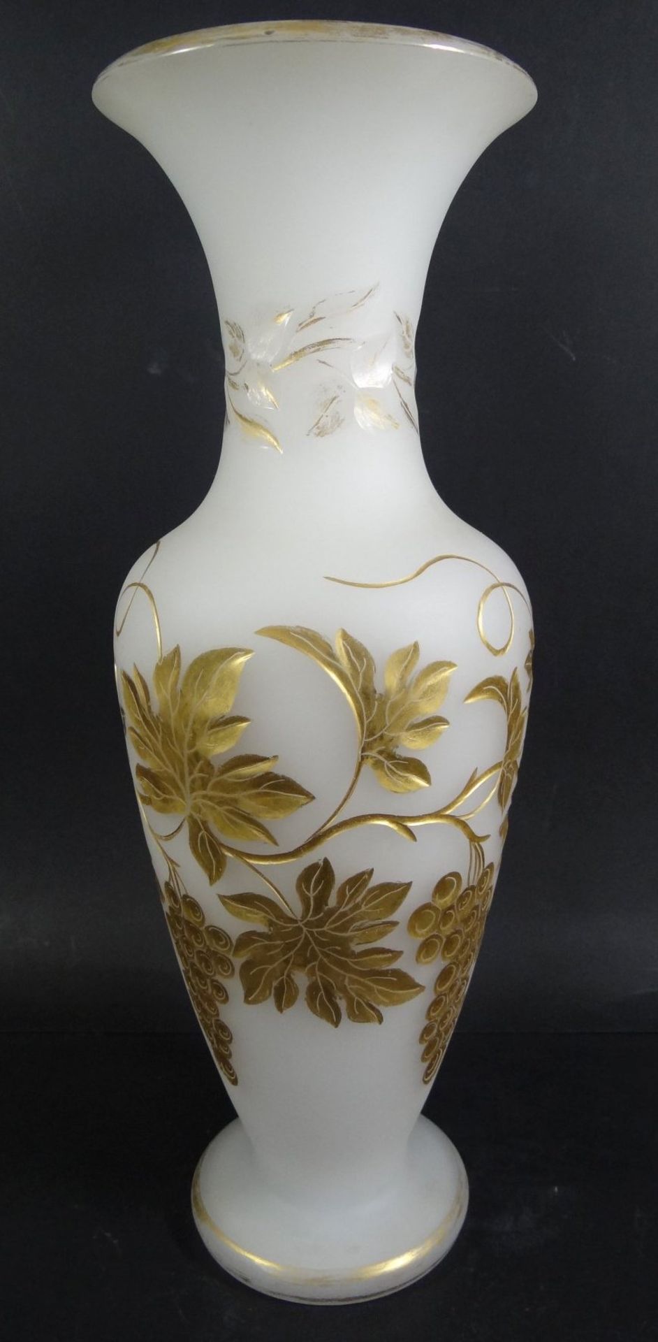 hohe Biedermeier-Vase, Überfangglas mit geschnittenen Weintrauben, Goldstaffage, Rand berieben, H-35 - Bild 2 aus 6