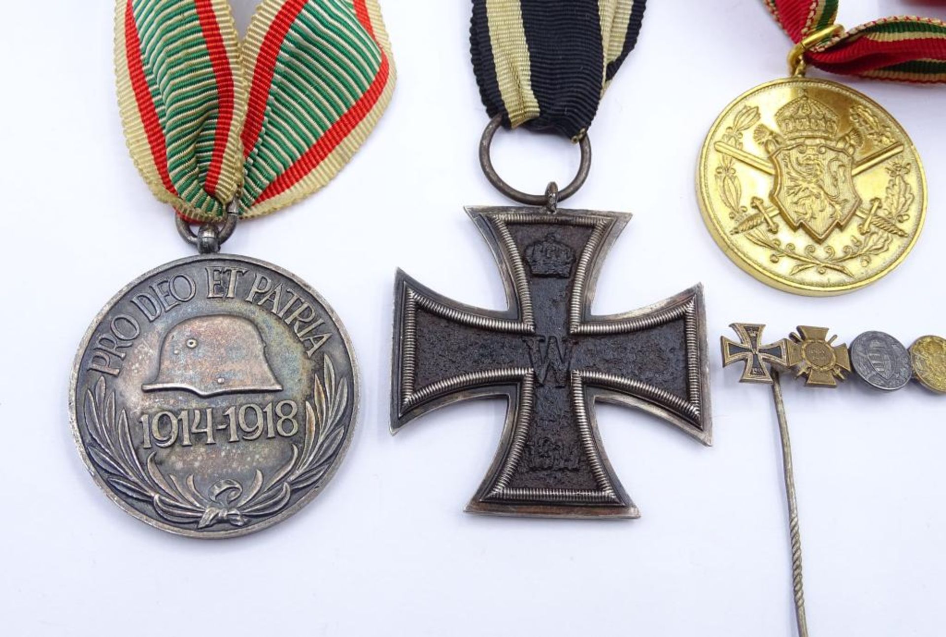 Konvolut Militaria,EK 1.WK,2.Klasse,Kriegsteilnehmerkreuz an Band,Pro Deo Patria 1914-1918 an band, - Bild 2 aus 4