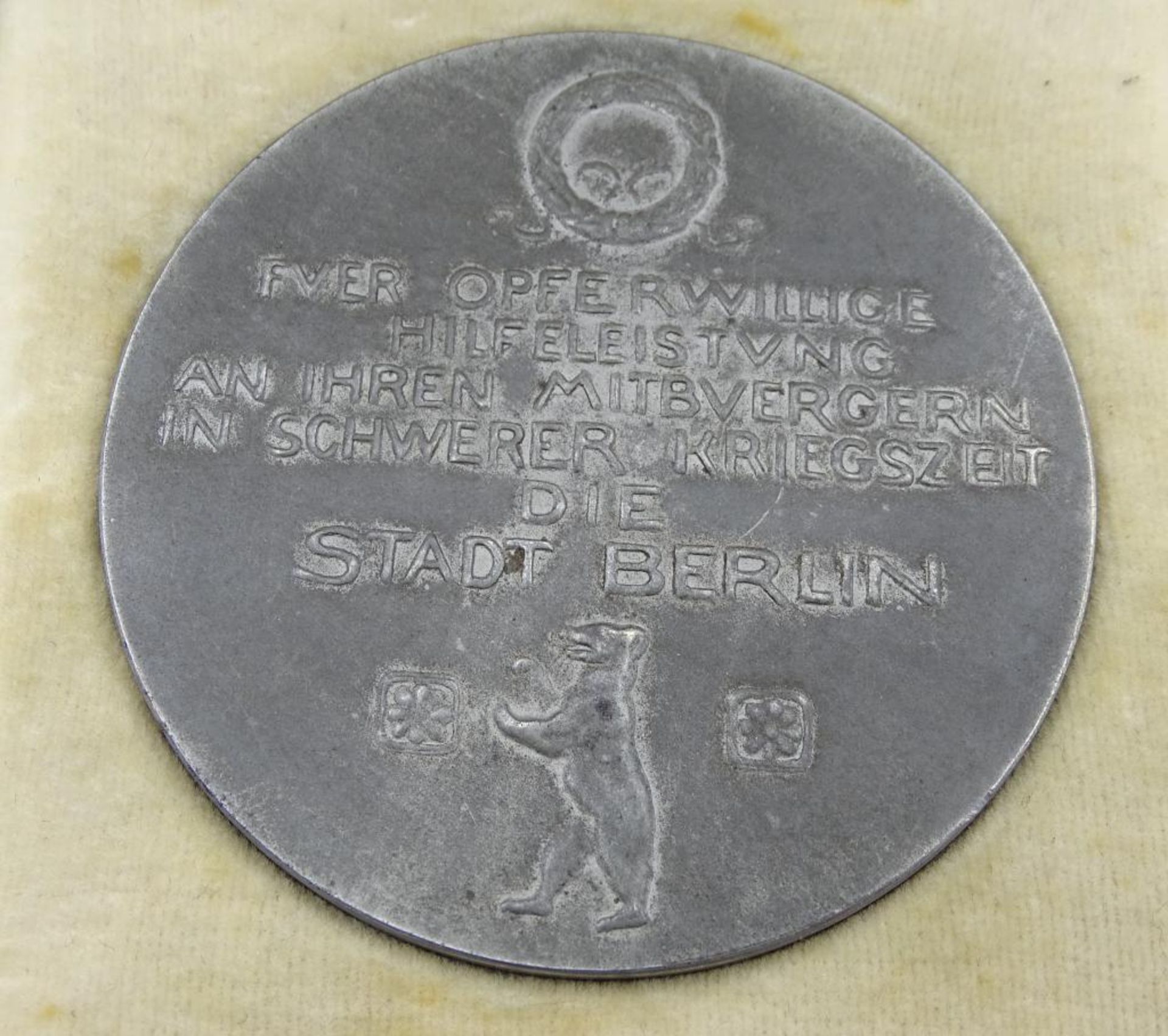 Medaille in Etui "Für opferwillige Hilfeleistung an Ihren Mitbürgern in schwerer Kriegszeit ,Die - Bild 2 aus 3