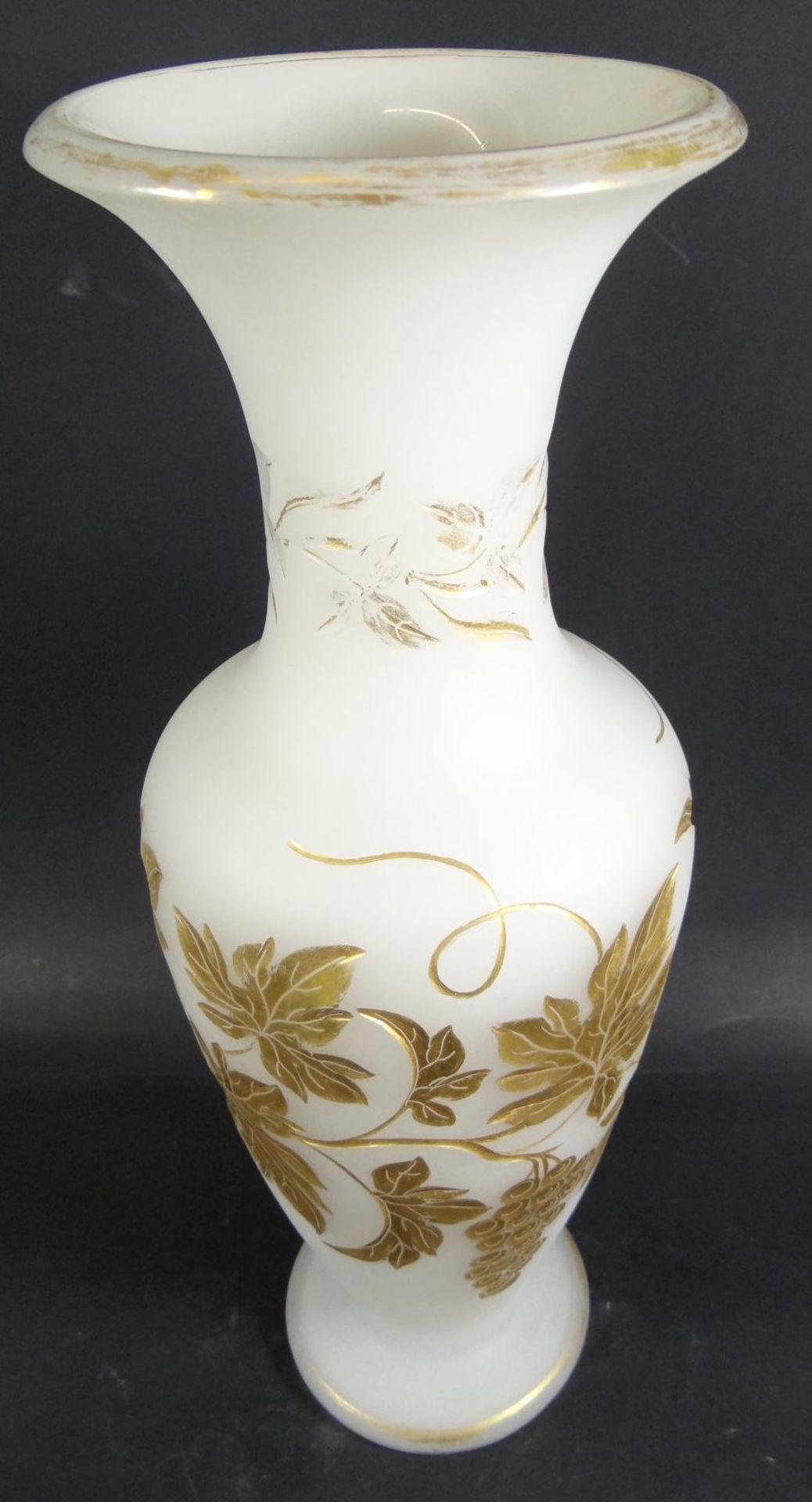 hohe Biedermeier-Vase, Überfangglas mit geschnittenen Weintrauben, Goldstaffage, Rand berieben, H-35 - Bild 3 aus 6