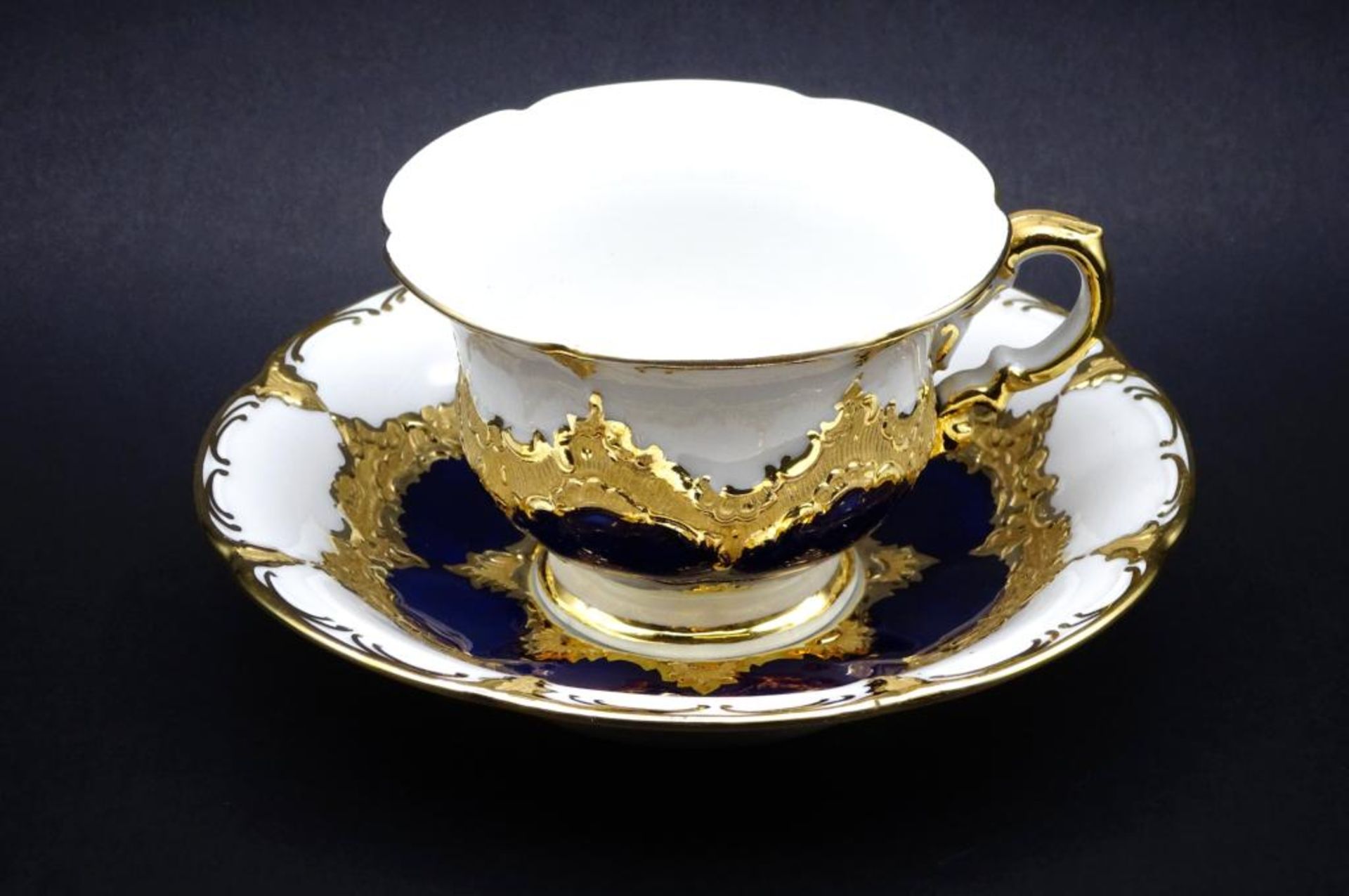 kl. Prunktasse mit U.T., "Meissen" Kobalt mit Gold, Schwerter durchschliffen, H-7 cm, Teller D-12 - Bild 3 aus 7