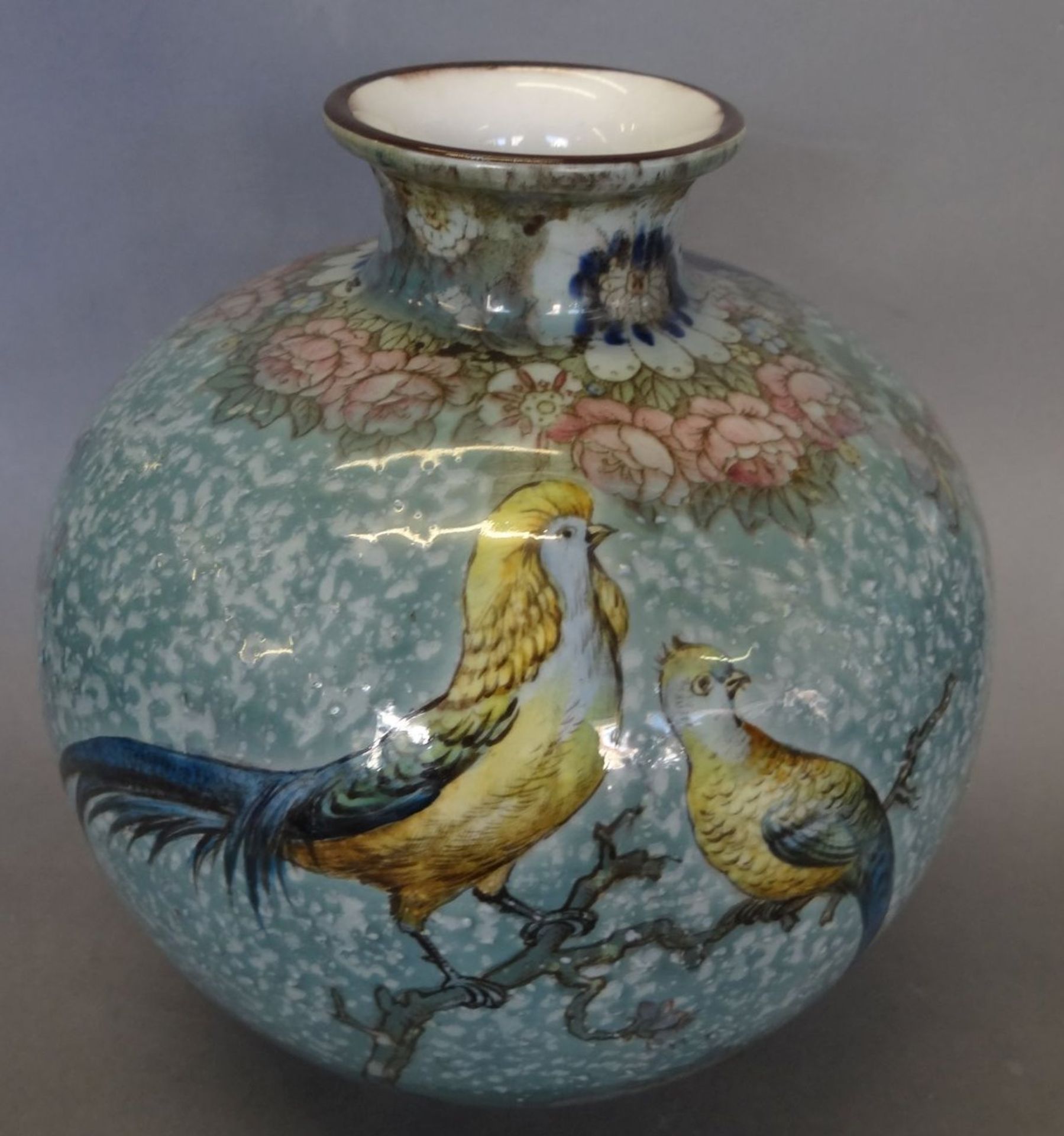 bauchige Vase, fein bemalt mit Vogelpaar und Blumen, in Boden undeutliche Pressmarke und div.