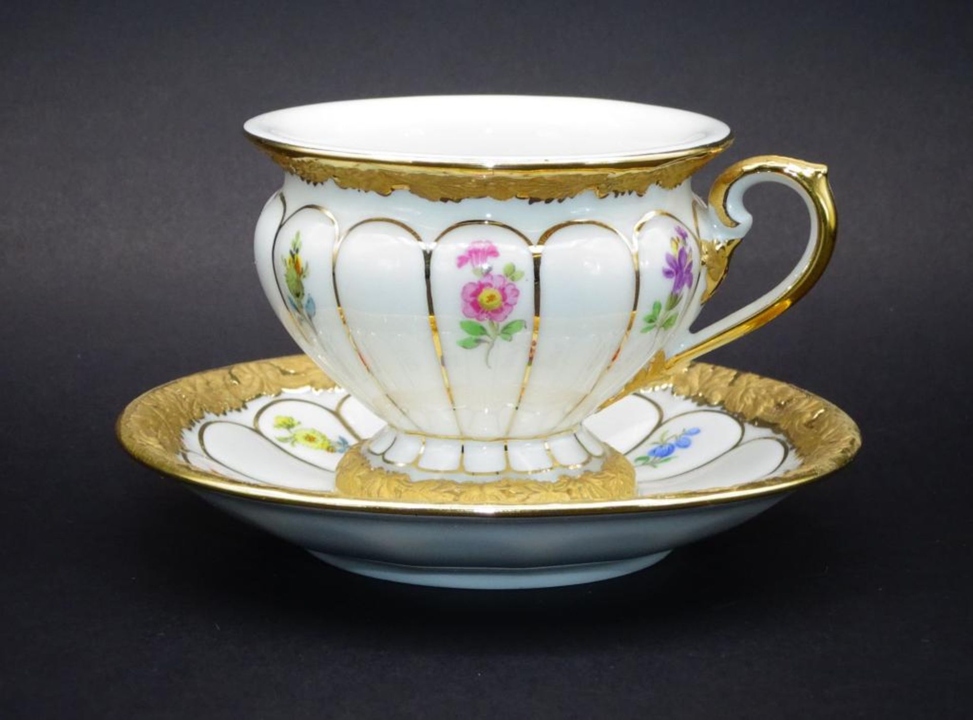 Prunktasse mit U.T., "Meissen" Streublümchen mit Gold, Schwerter, 1.Wahl, H-7 cm, U.T.D-12 c