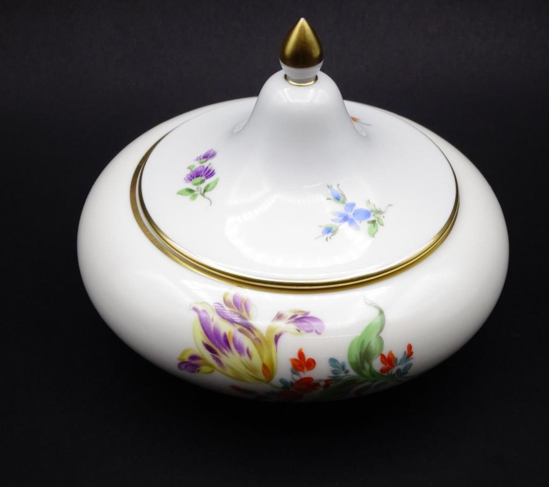 Deckeldose "Meissen" Blumendekor, H-11.5 cm, D-10 cm, Schwertermarke, 1.Wahl