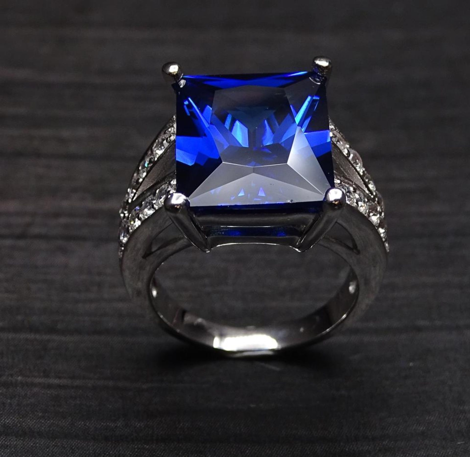 Juweliersauflösung: Massiver Sterling Silber Ring 925/000,mit Zirkonia und einen blauen facettierten - Bild 4 aus 6