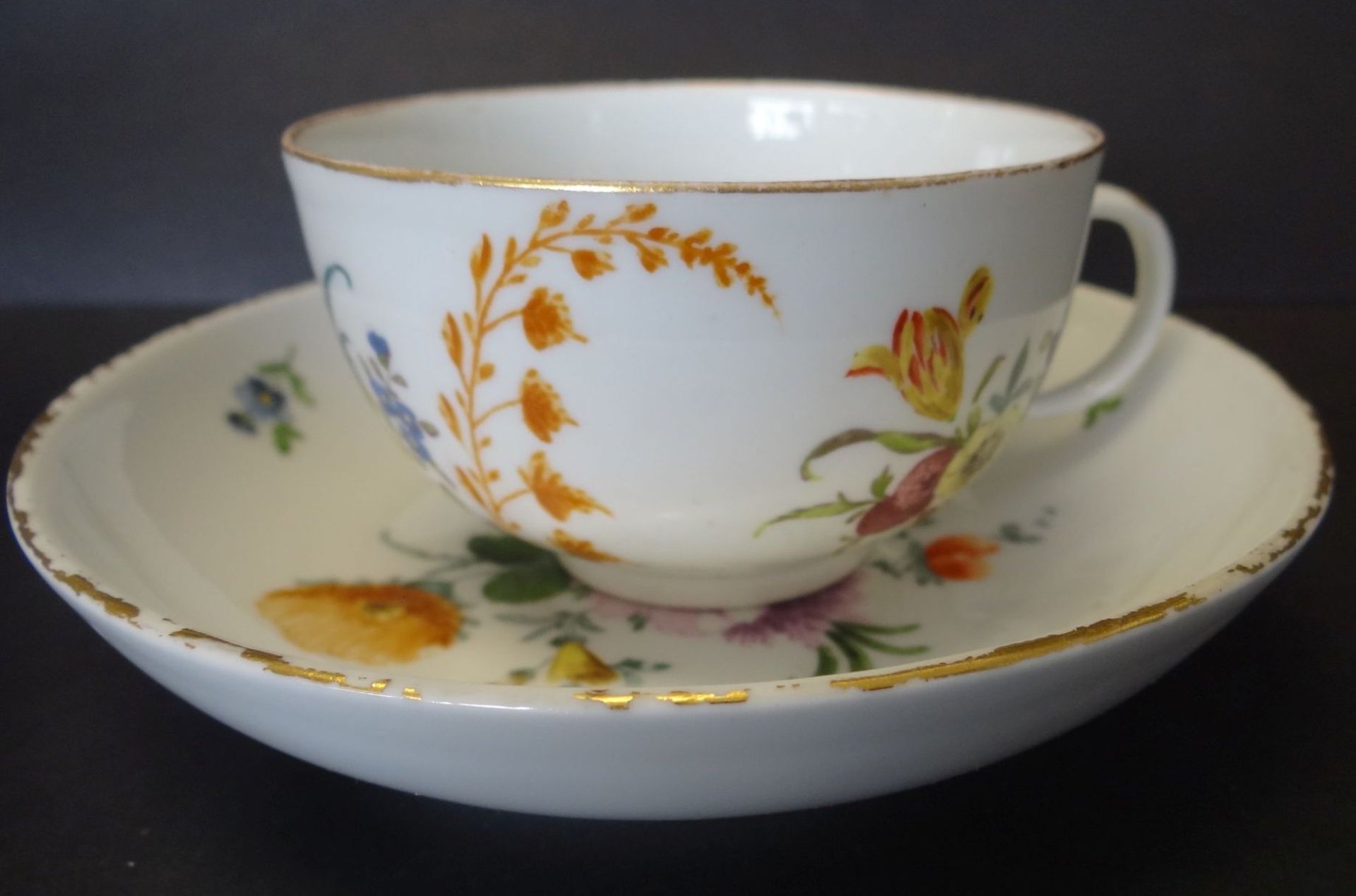 kl. Tasse mit U.T. "Meissen" Blumendekor, Gold berieben, 19.Jhd.