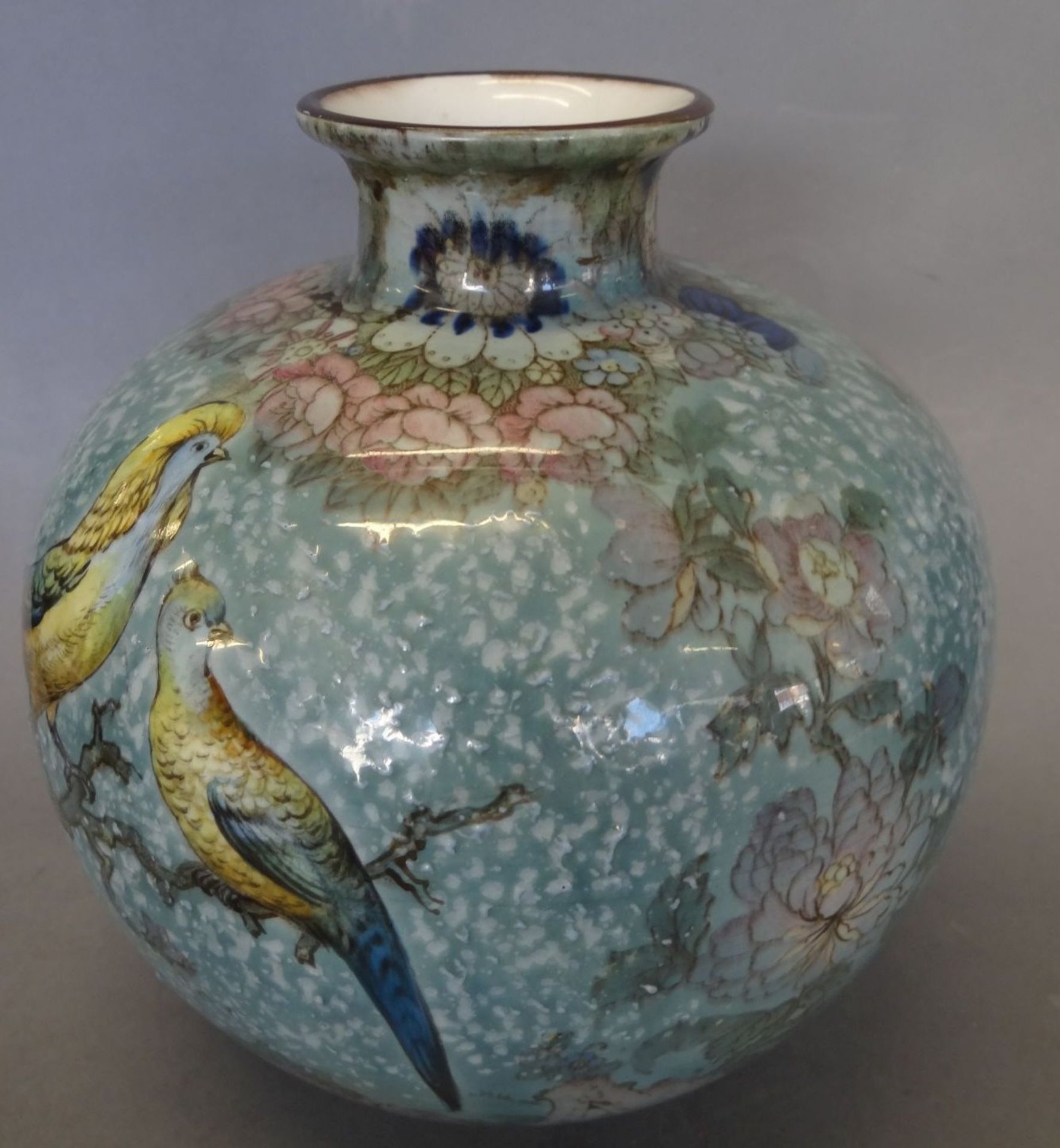 bauchige Vase, fein bemalt mit Vogelpaar und Blumen, in Boden undeutliche Pressmarke und div. - Bild 2 aus 6