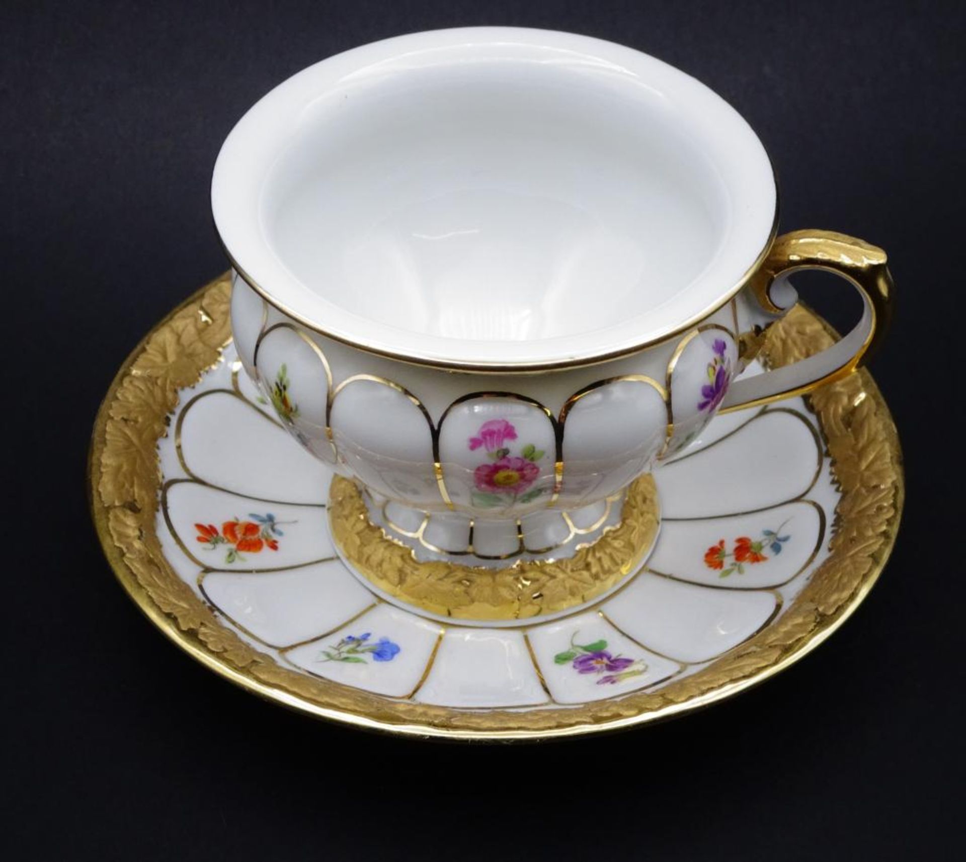 Prunktasse mit U.T., "Meissen" Streublümchen mit Gold, Schwerter, 1.Wahl, H-7 cm, U.T.D-12 c - Bild 4 aus 9